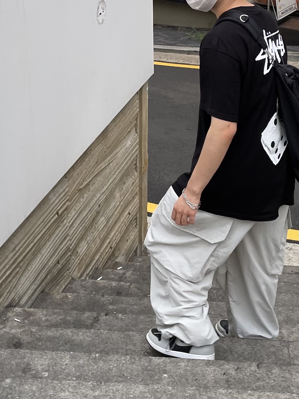 Stussy Fuzzy Dice T-Shirt Black, Jordan 1 Retro High OG Shadow 2.0 착용 스타일 - 4