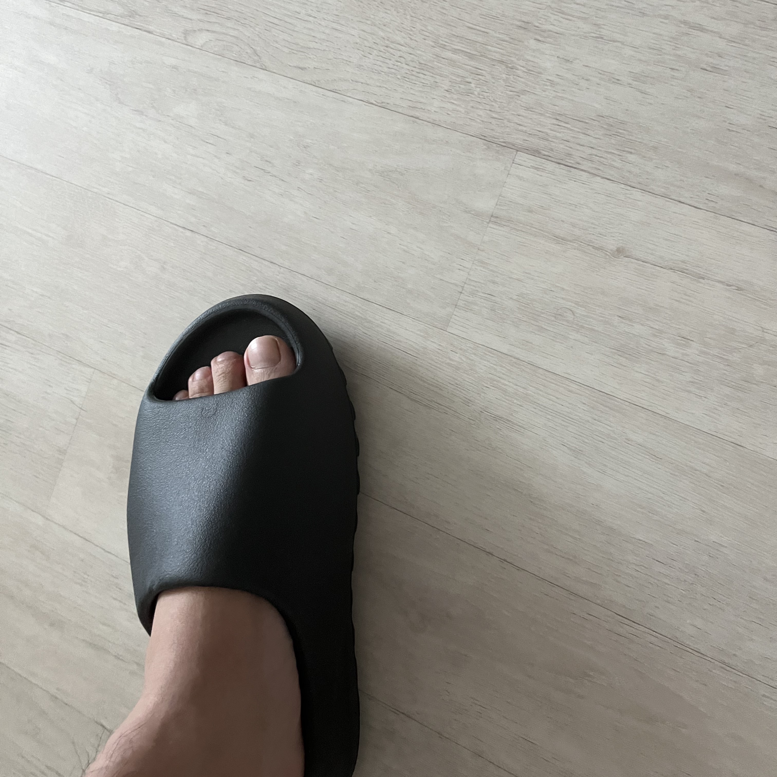 Adidas Yeezy Slide Onyx 착용 스타일 - 2
