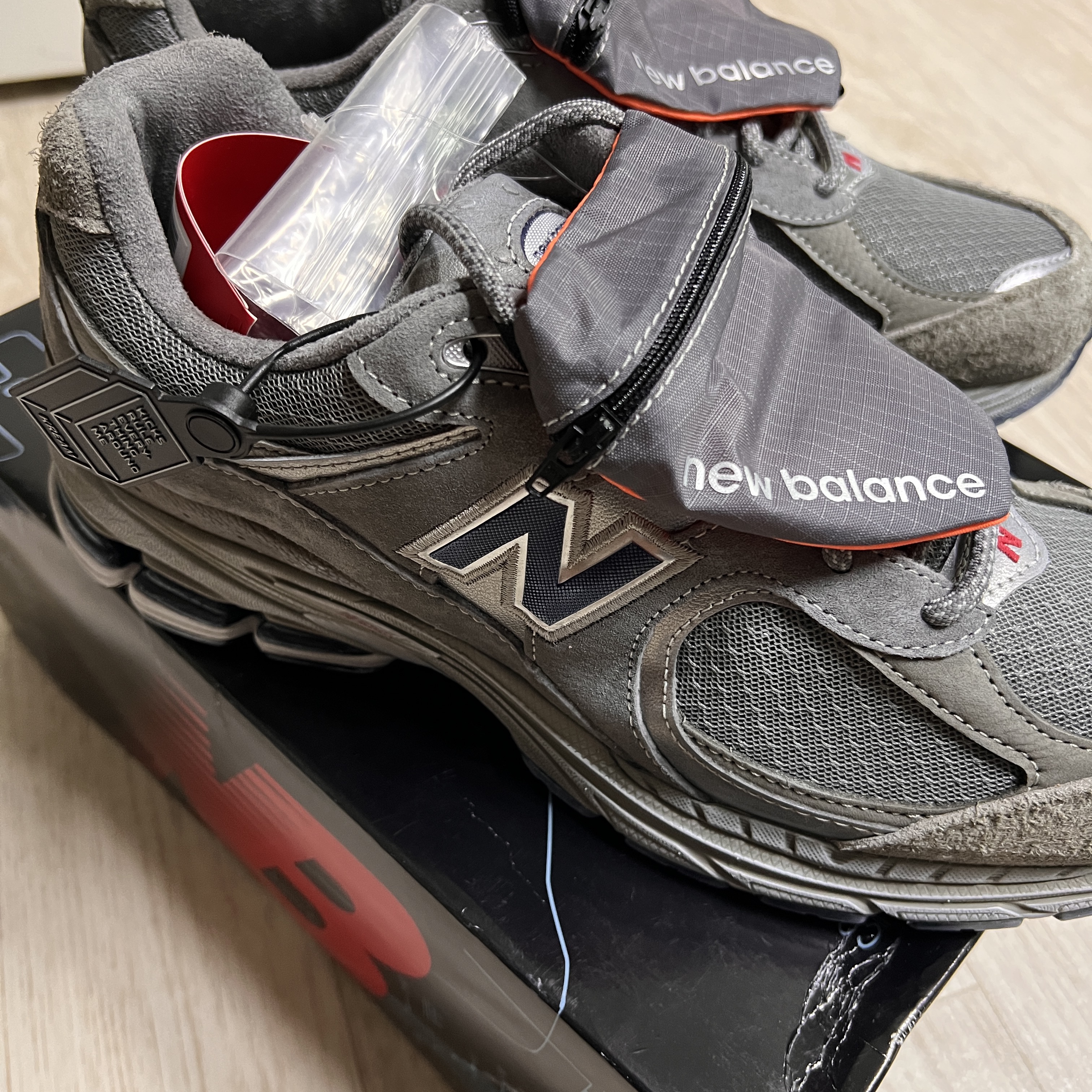 New Balance 2002R Premium Vintage Grey 착용 스타일 - 2