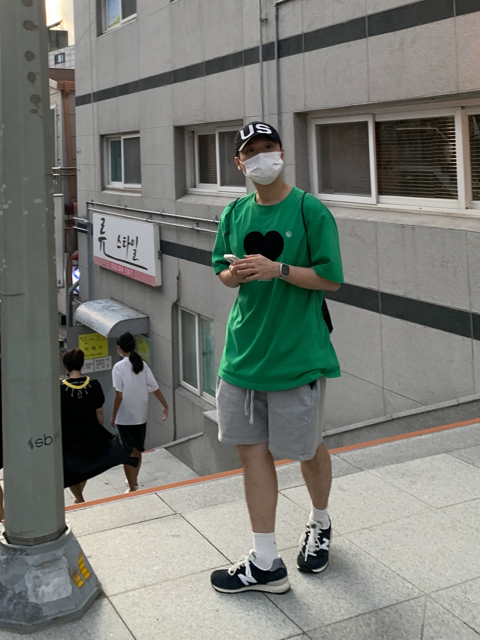 New Balance 574 Heritage Navy, Ader Error Twin Heart Logo T-Shirt Green 착용 스타일