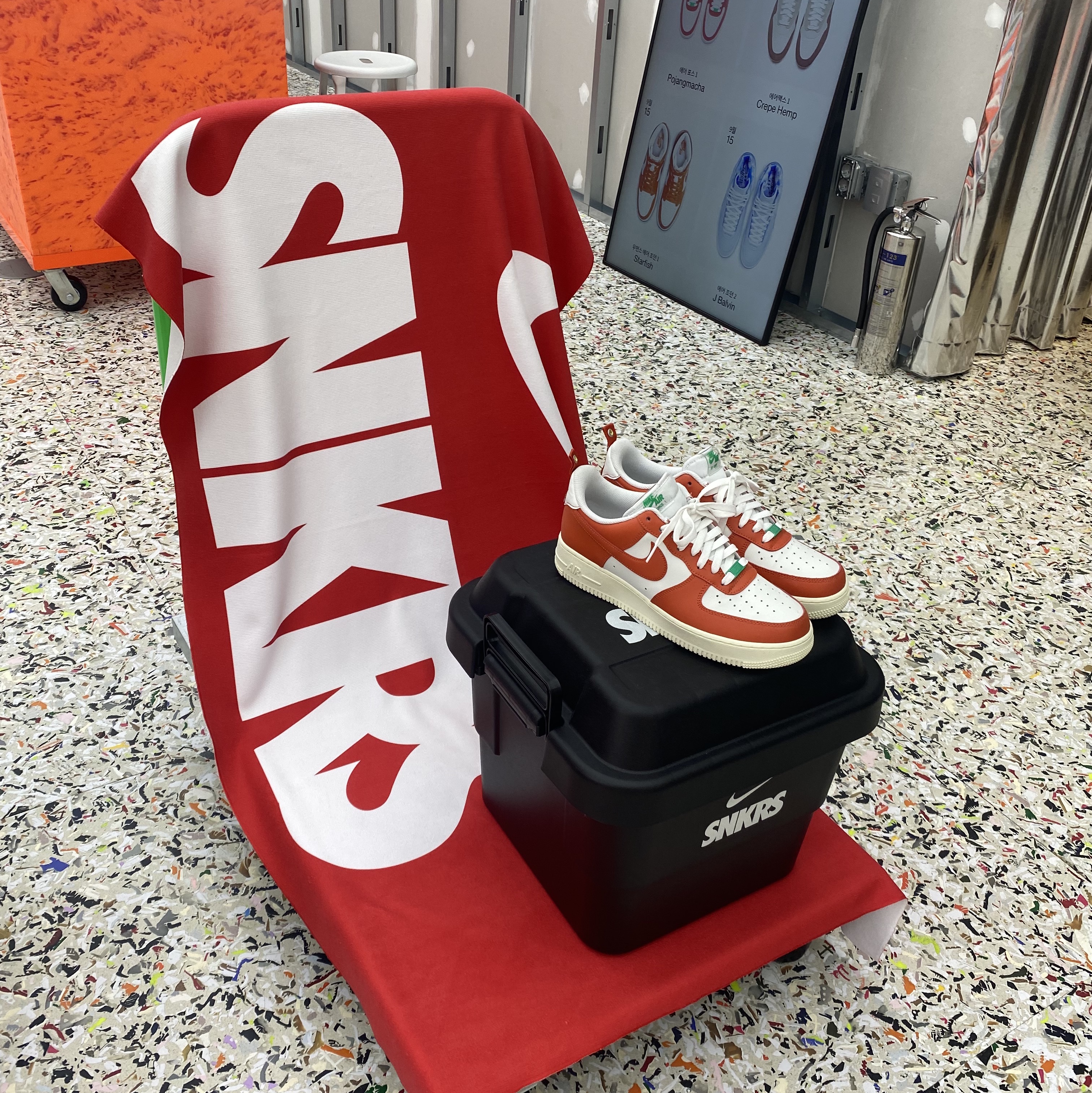 Nike Air Force 1 '07 LV8 Pojangmacha 착용 스타일