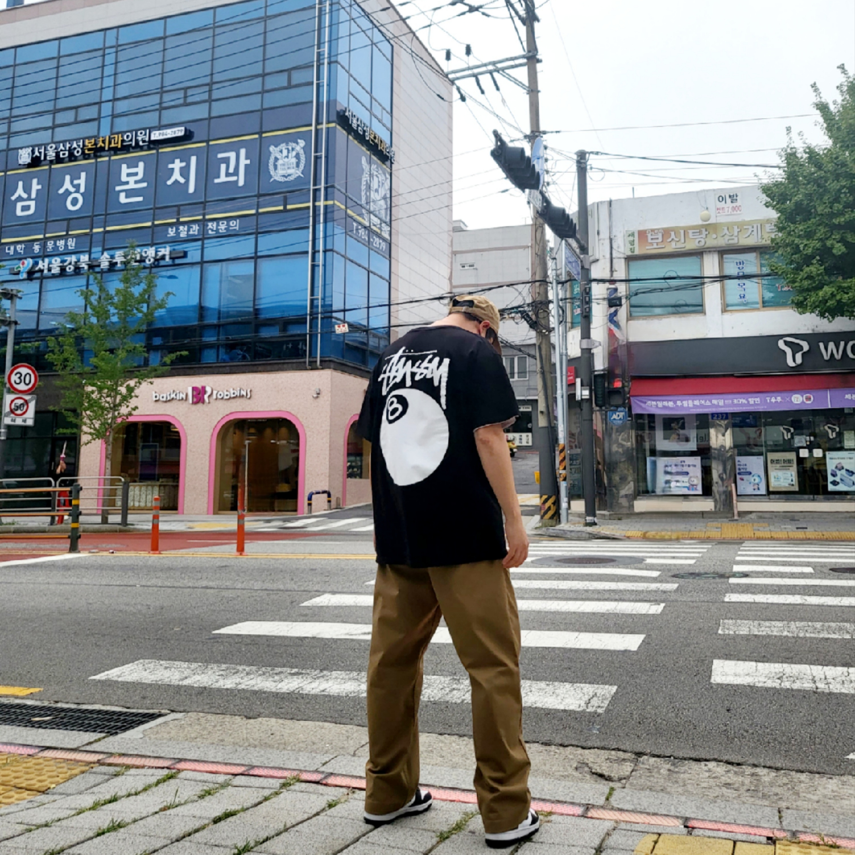 Stussy 8 Ball T-Shirt Black - 21SS, Nike Dunk High Retro Black and White 착용 스타일 - 1