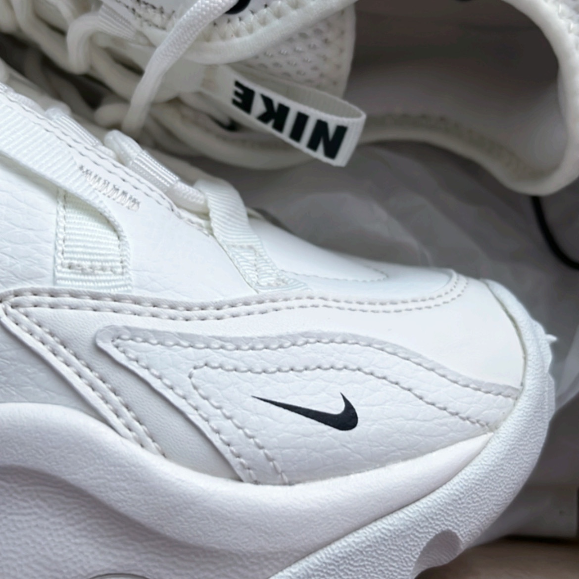 (W) Nike TC 7900 Summit White 착용 스타일 - 2
