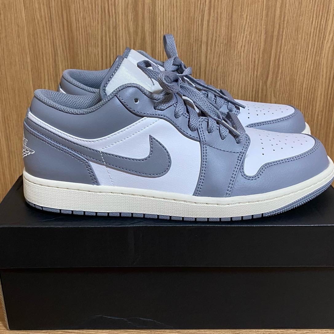 Jordan 1 Low Stealth and White 착용 스타일 - 1