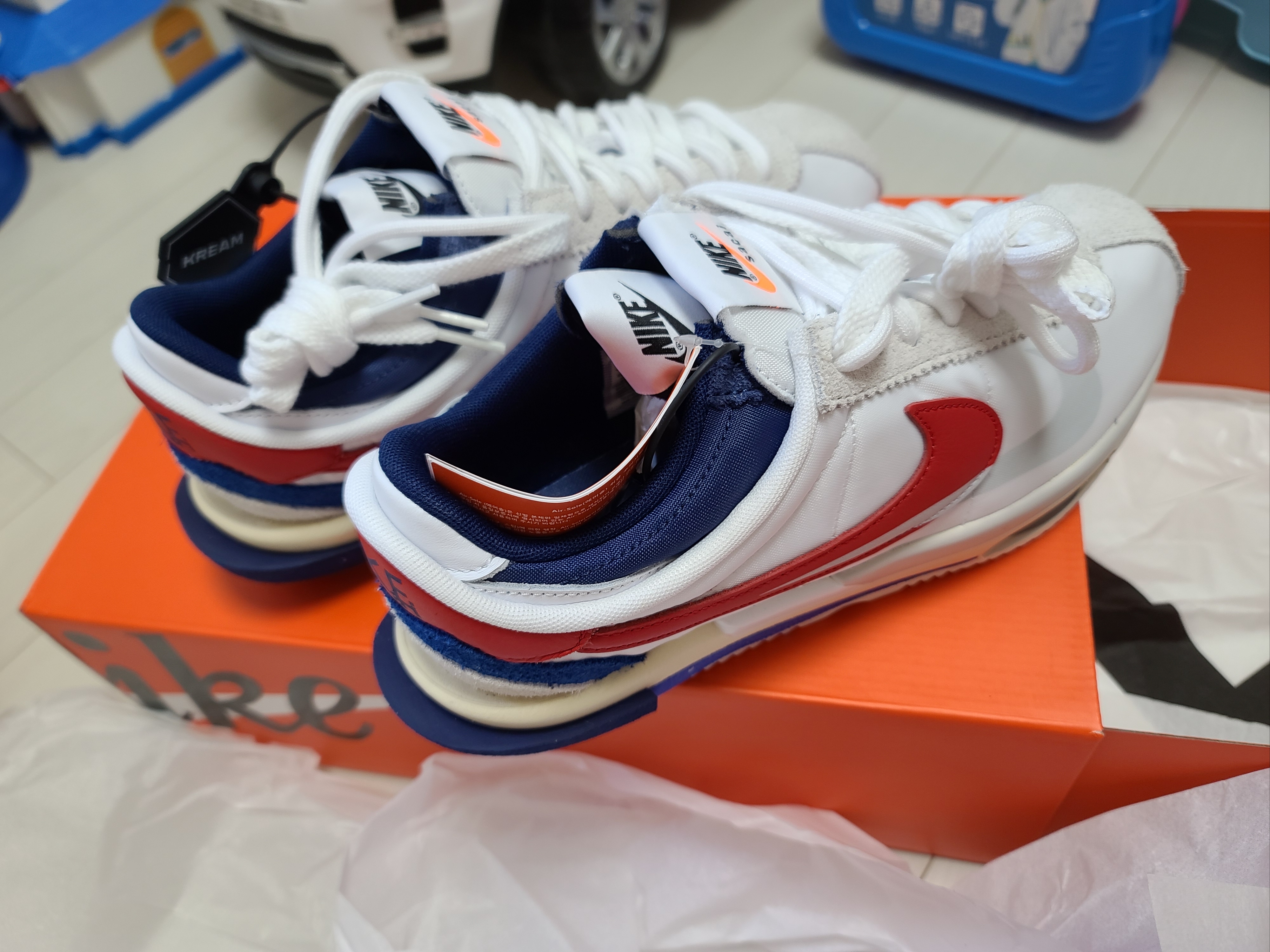 Nike x Sacai Zoom Cortez SP White and University Red 착용 스타일 - 2