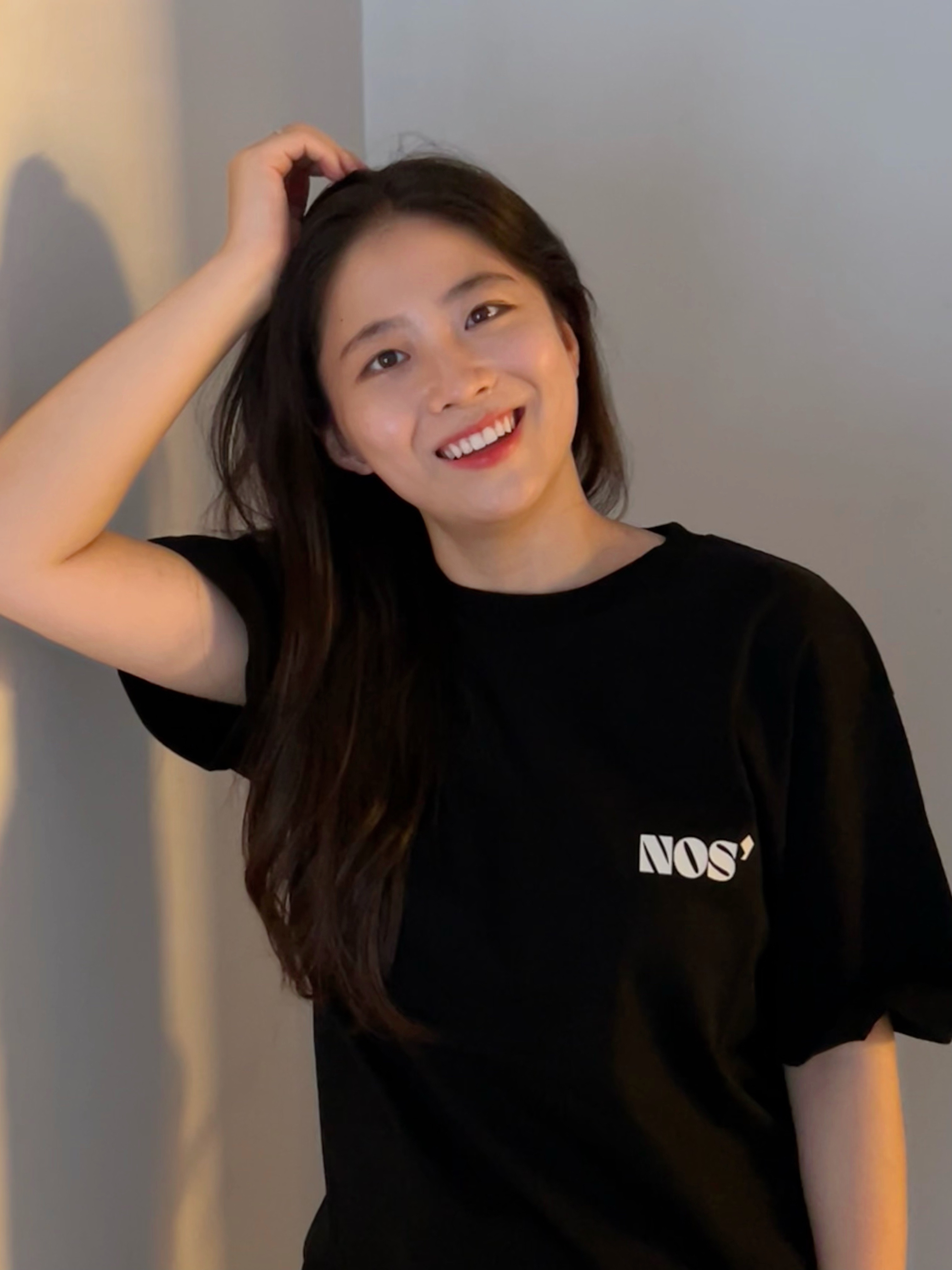 NOS7 White Signature Logo Standard Fit T-Shirt Black 착용 스타일