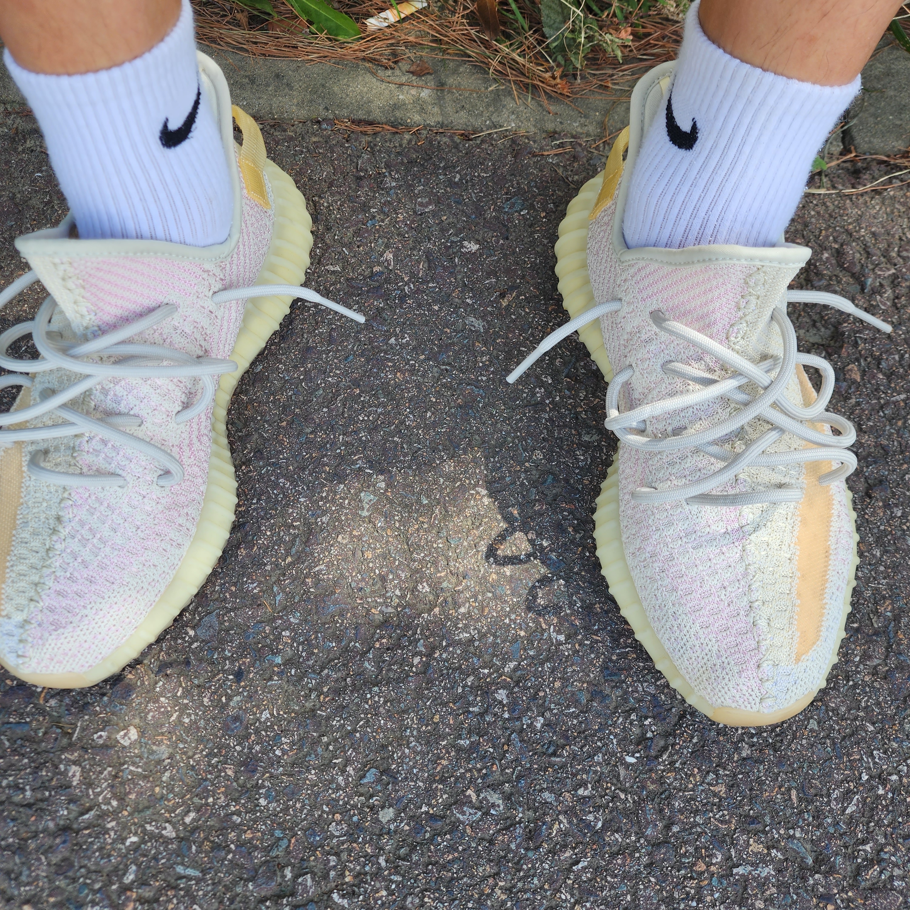 Adidas Yeezy Boost 350 V2 Light 착용 스타일