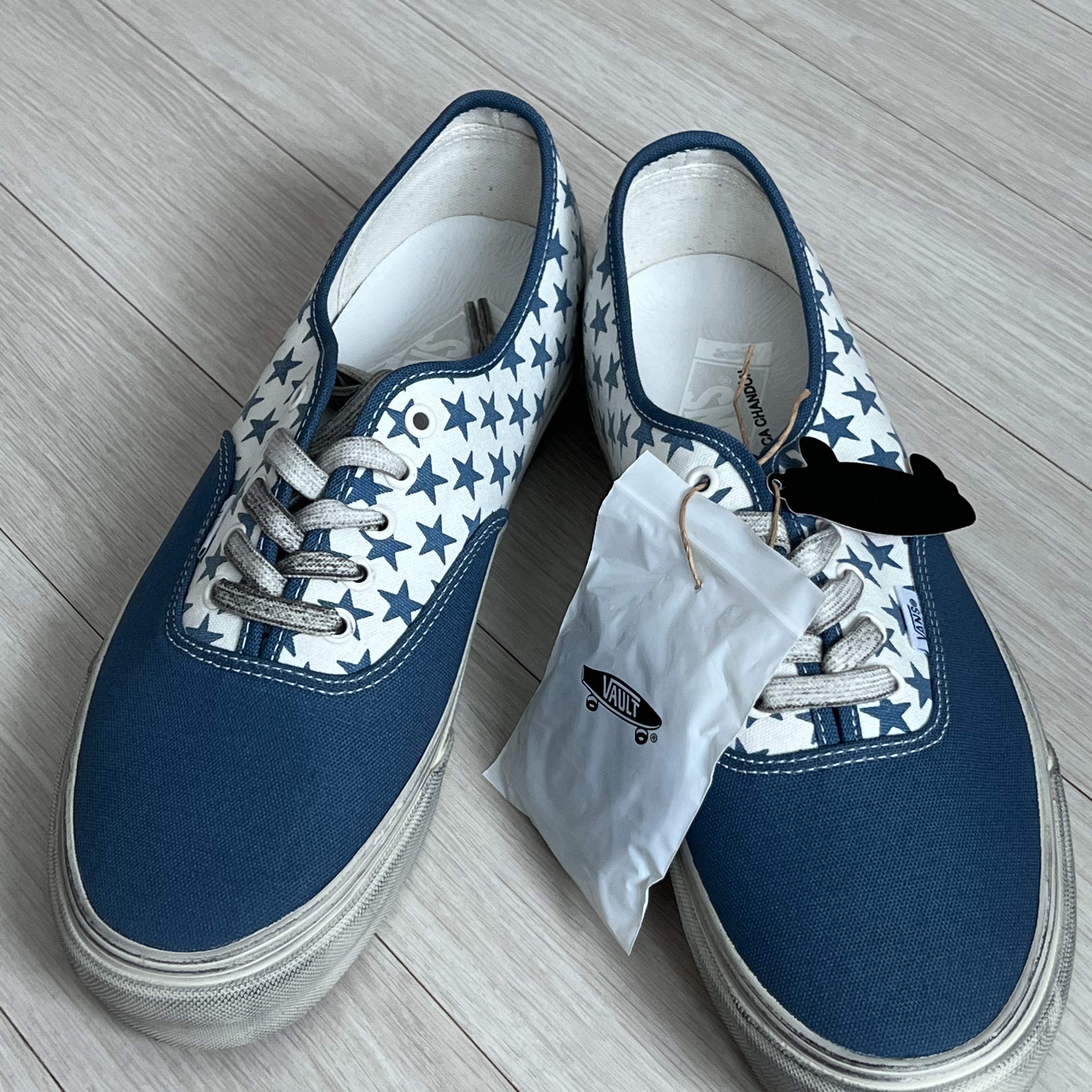 Vans Vault x Bianca Chandon Authentic LX Stressed Navy White 착용 스타일 - 2