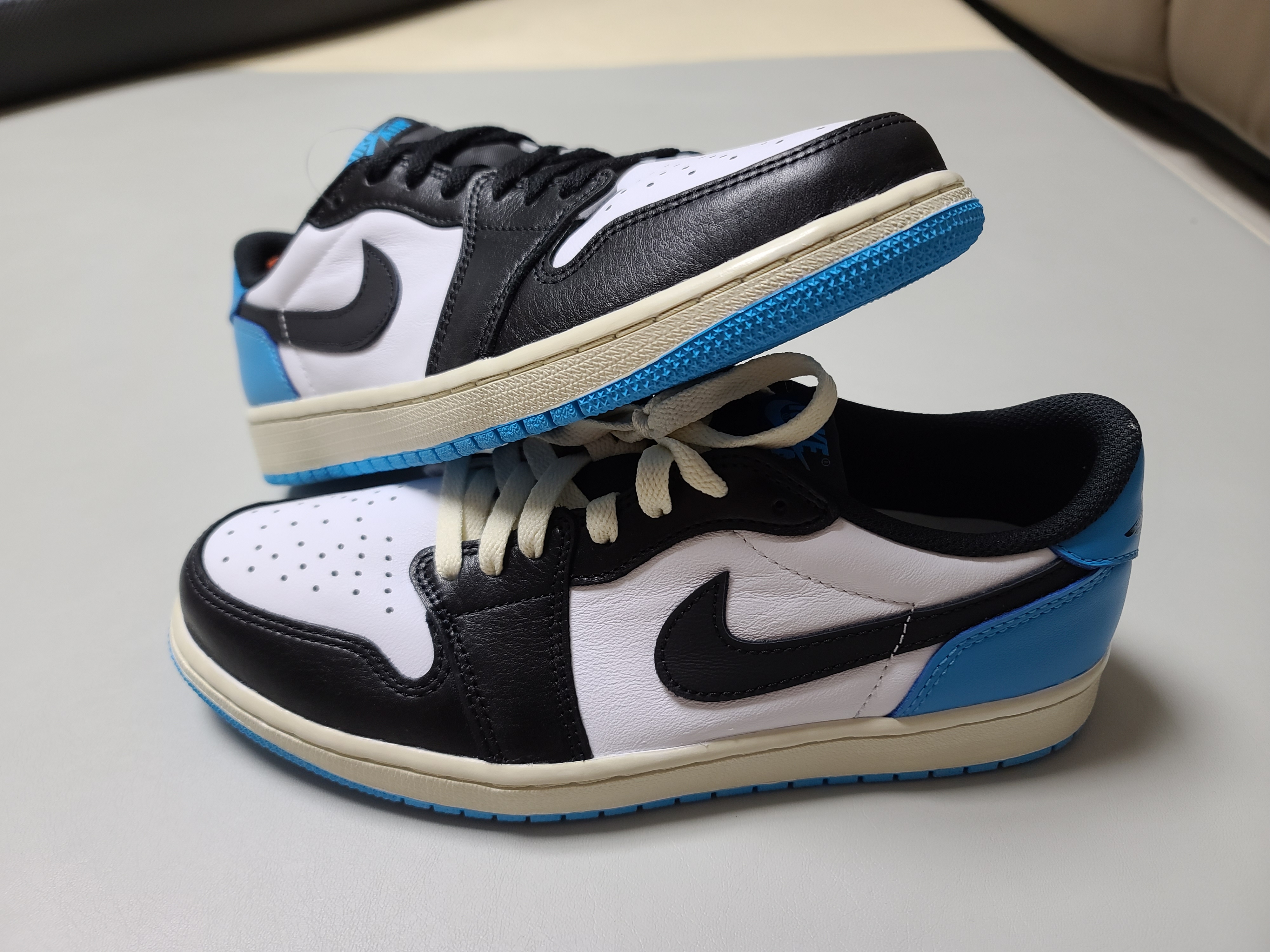 Jordan 1 Retro Low OG Black and Dark Powder Blue 착용 스타일 - 1