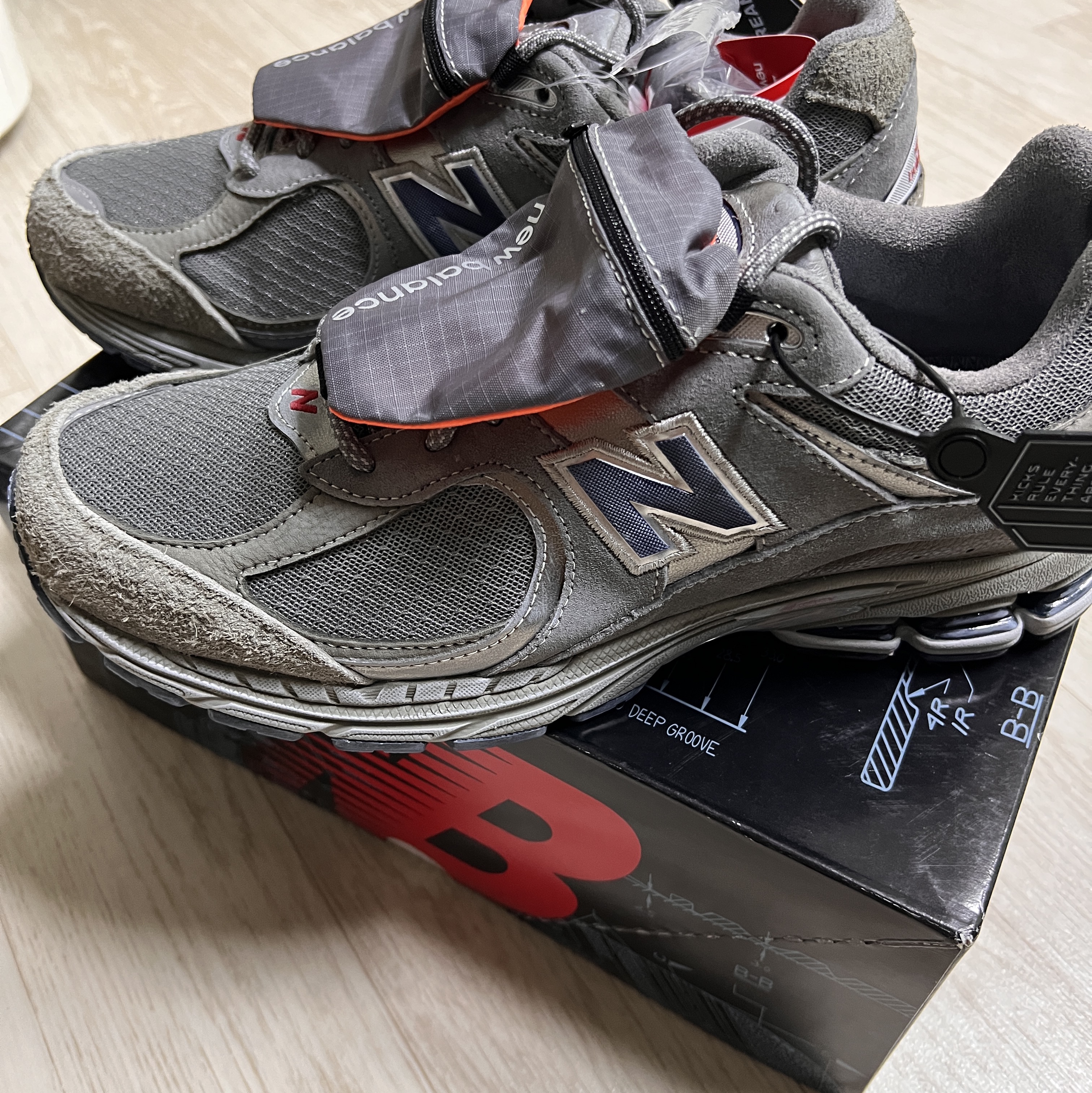 New Balance 2002R Premium Vintage Grey 착용 스타일 - 1