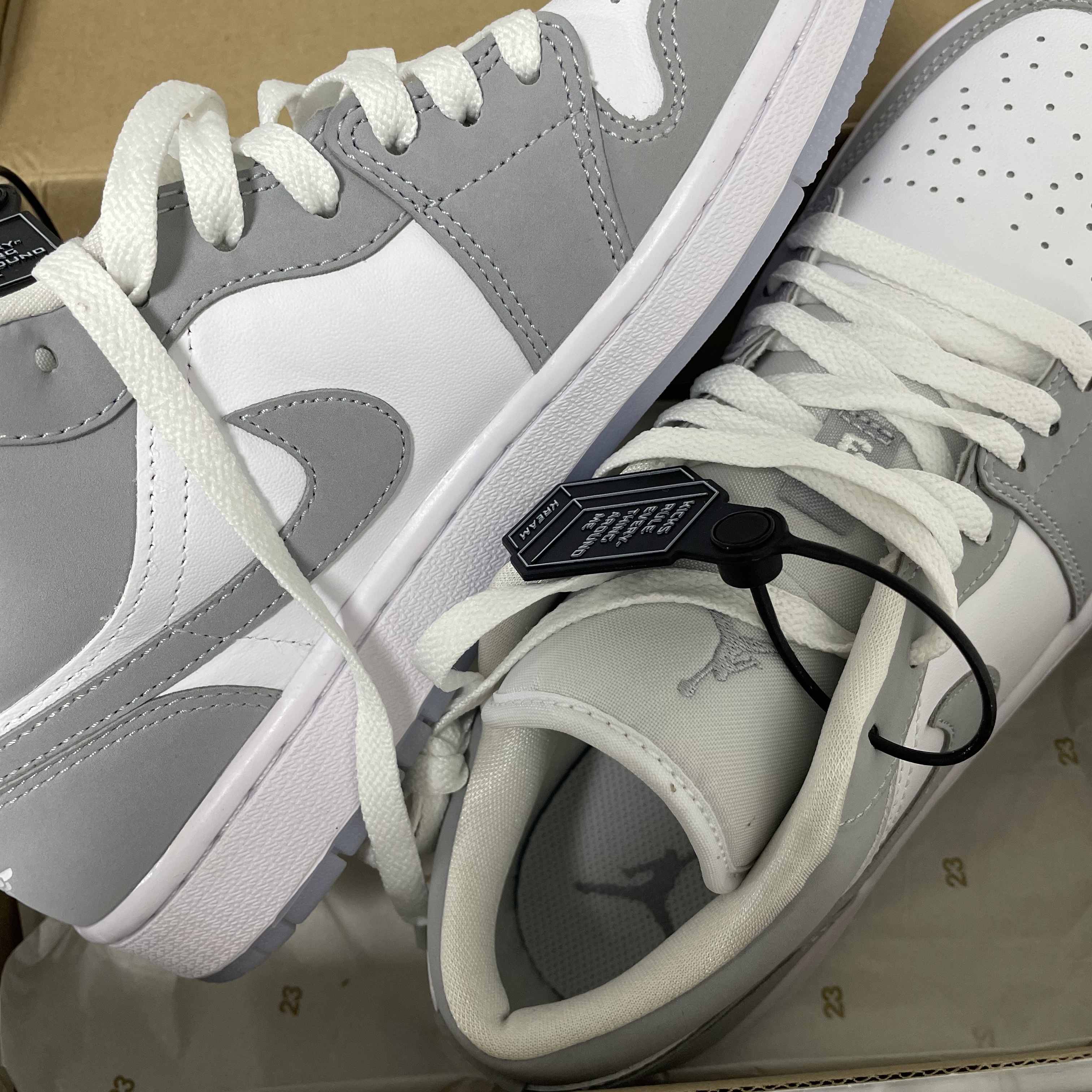 (W) Jordan 1 Low White Wolf Grey 착용 스타일 - 3