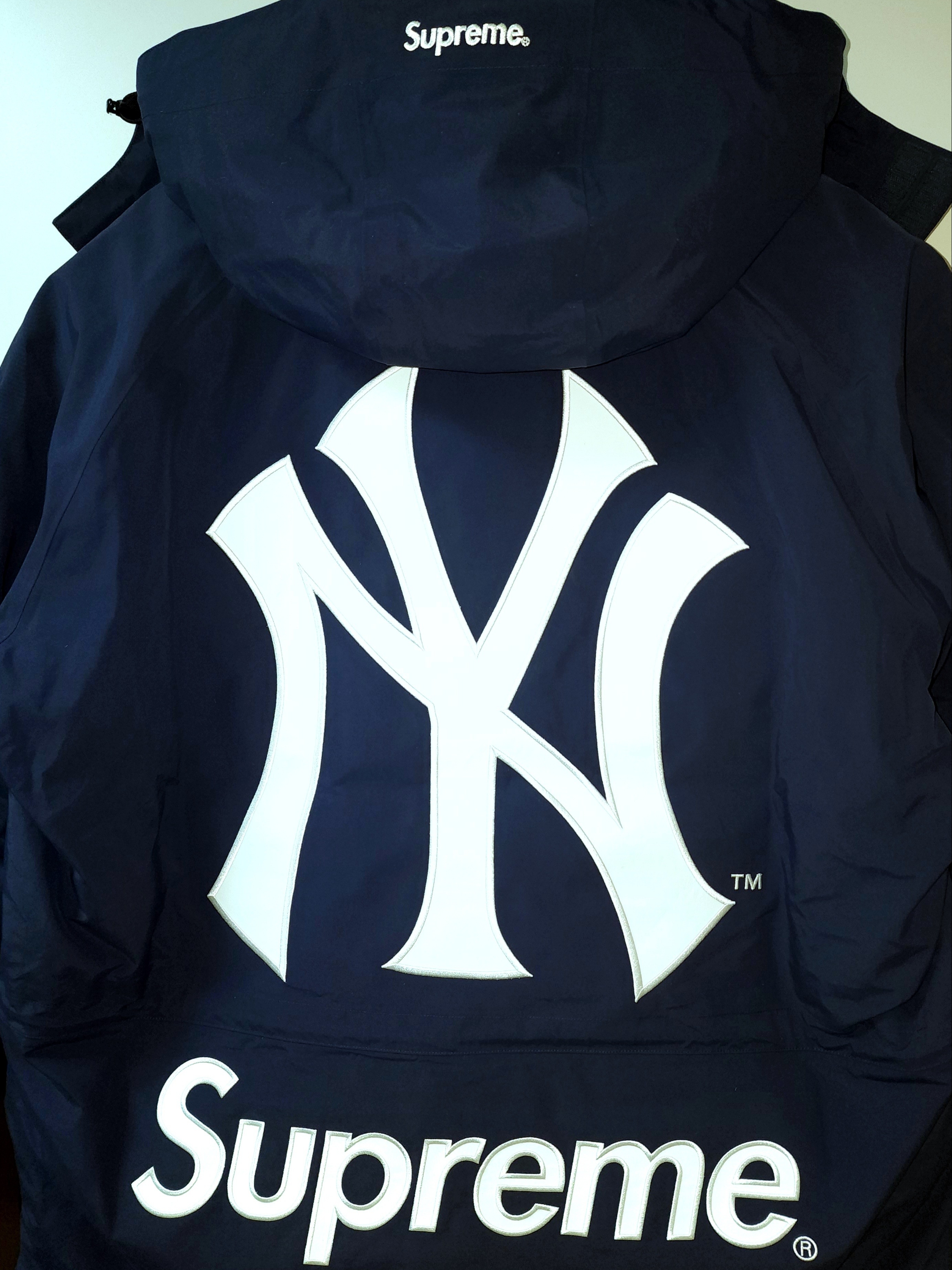 Supreme x New York Yankees Gore-Tex 700-Fill Down Jacket Navy - 21FW 착용 스타일 - 2
