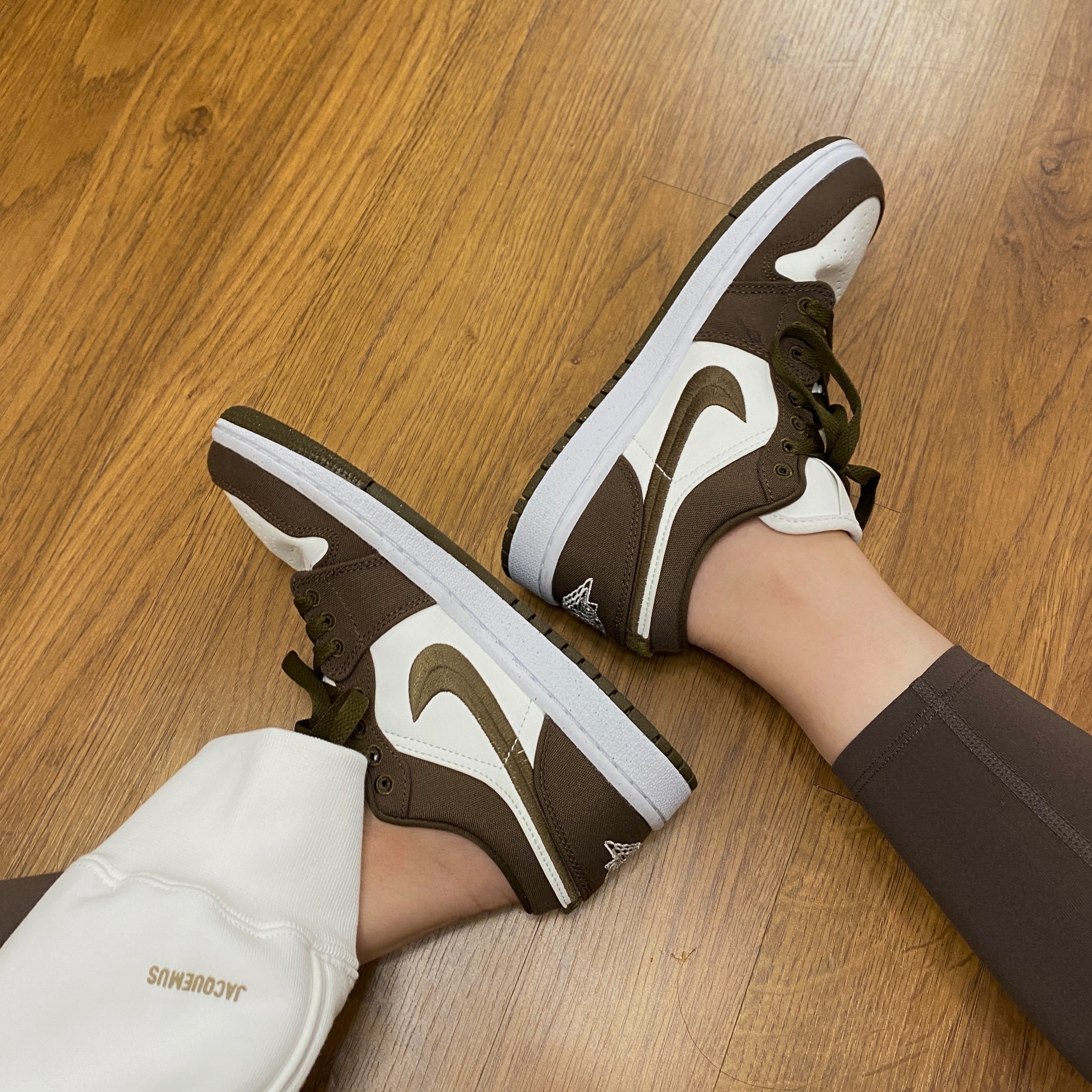 (W) Jordan 1 Low SE Light Olive, COS Quilted Oversized Shoulder Bag Beige 착용 스타일 - 5