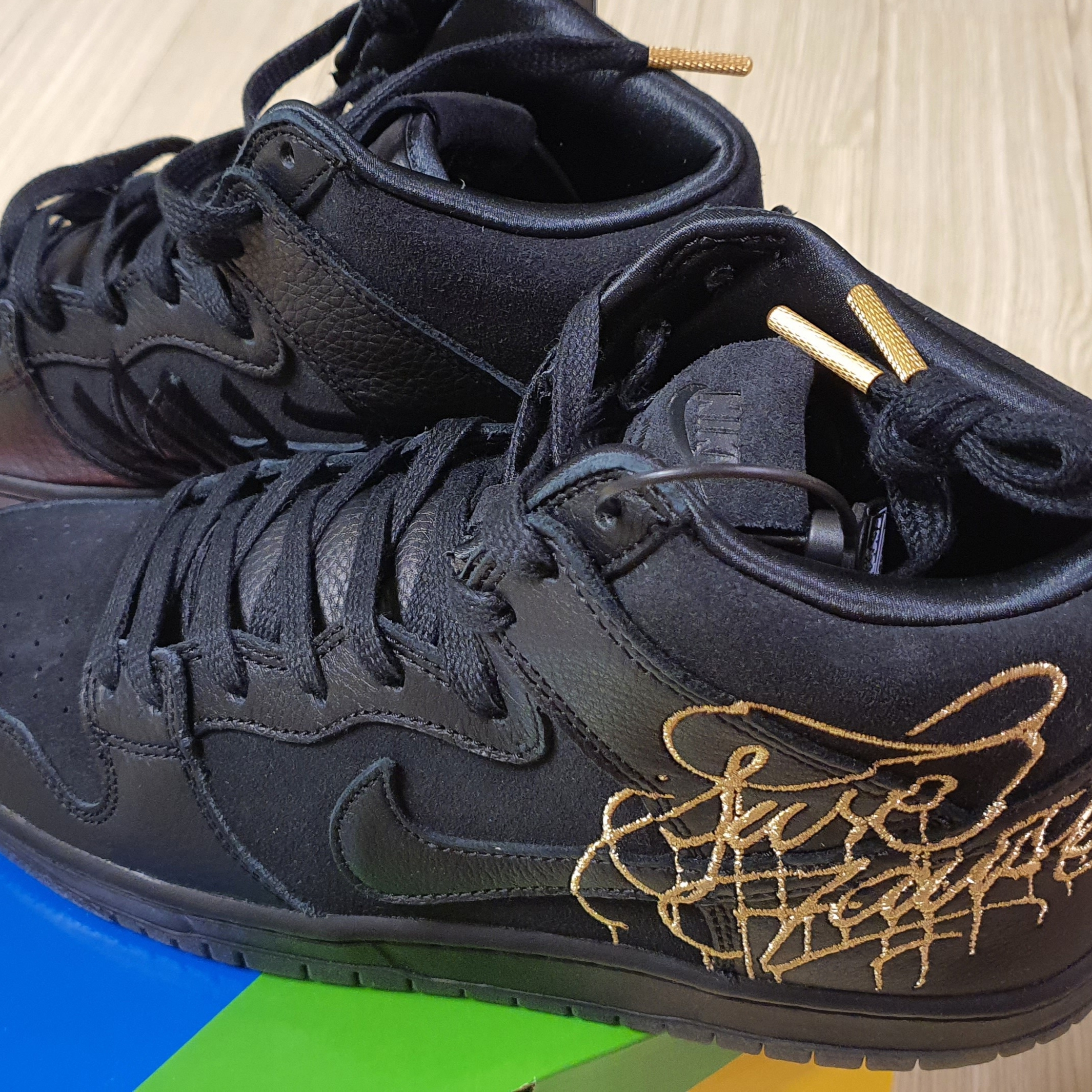Nike x Faust SB Dunk High Pro QS Black and Metallic Gold 착용 스타일 - 2