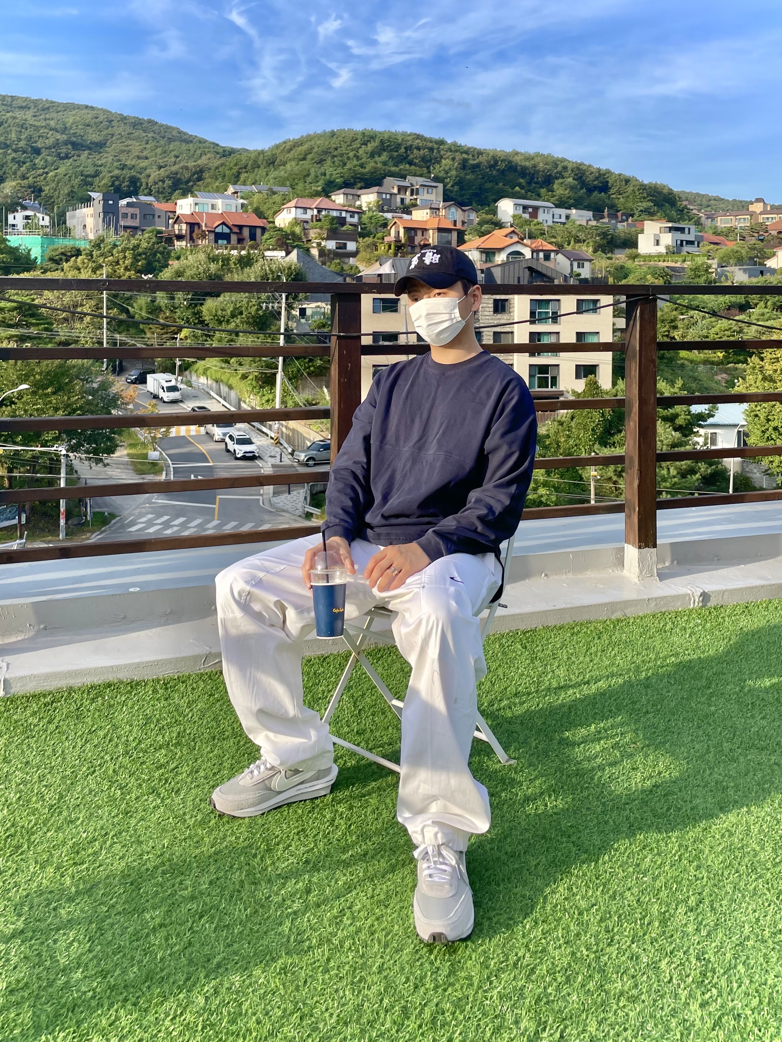 Darkr8m Studio Upside Down White Logo Cap, Nike x Sacai x Fragment LDWaffle Light Smoke Grey 착용 스타일