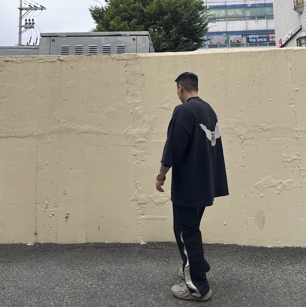 Adidas Yeezy Foam RNNR Stone Sage, Yeezy Gap Engineered By Balenciaga Dove 3/4 Sleeve T-Shirt Black 착용 스타일