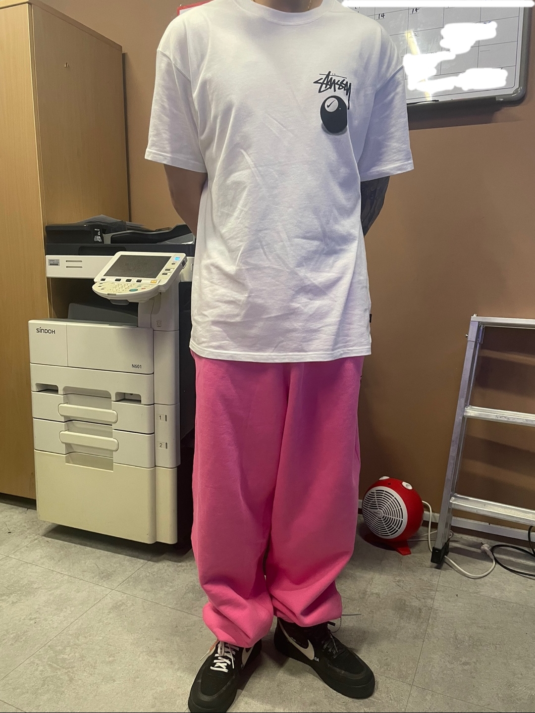 Nike x Stussy NRG FL SS 8 Ball T-Shirt White (DO9322-100), Nike x Stussy NRG Washed Fleece Pants Lotus PInk (DO5296-670) 착용 스타일