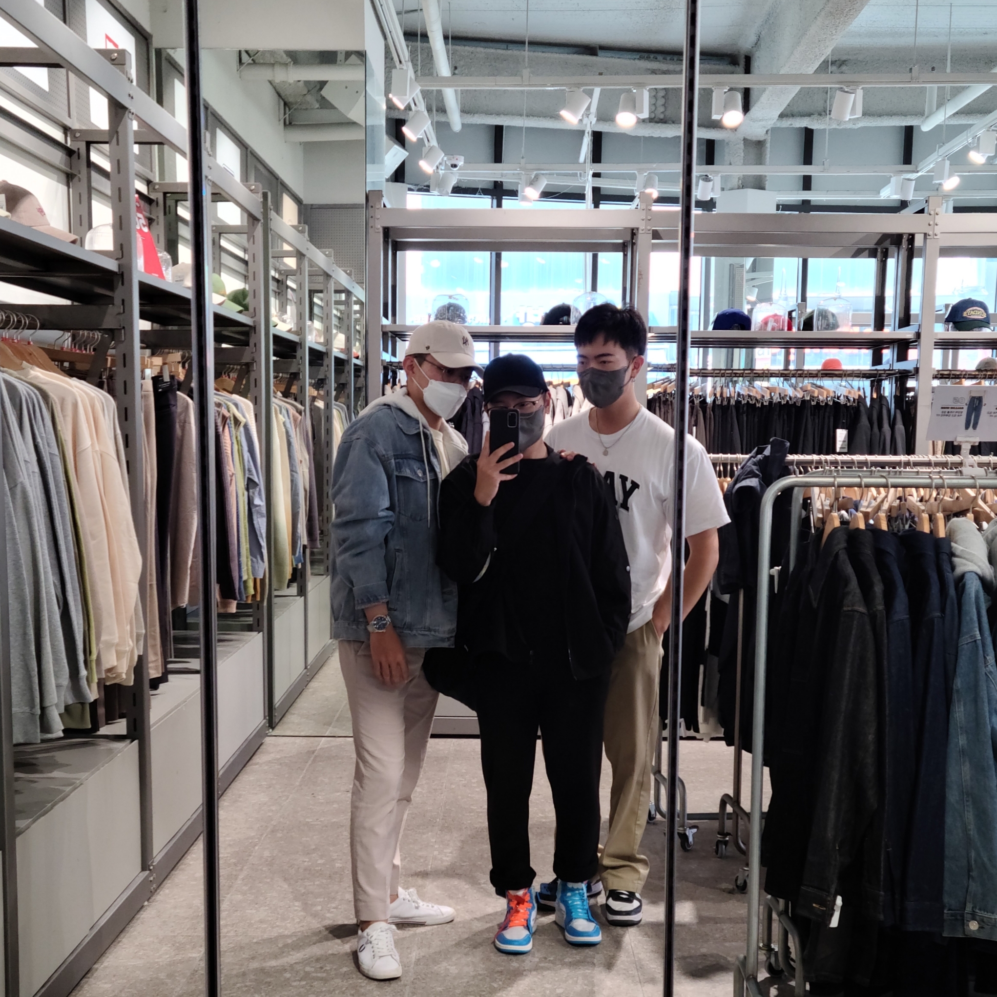 Jordan 1 x Off-White Retro High University Blue, Nike x Stussy Air Force 1 '07 Mid SP Black and Light Bone 착용 스타일