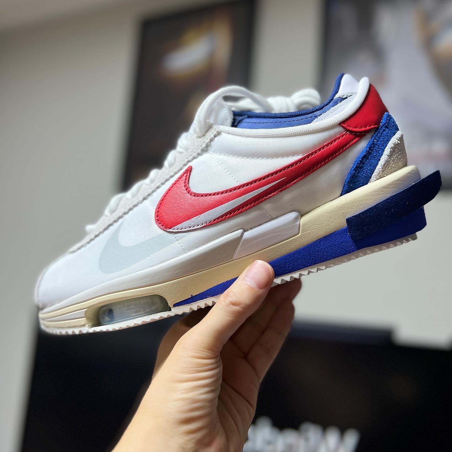 Nike x Sacai Zoom Cortez SP White and University Red 착용 스타일 - 2