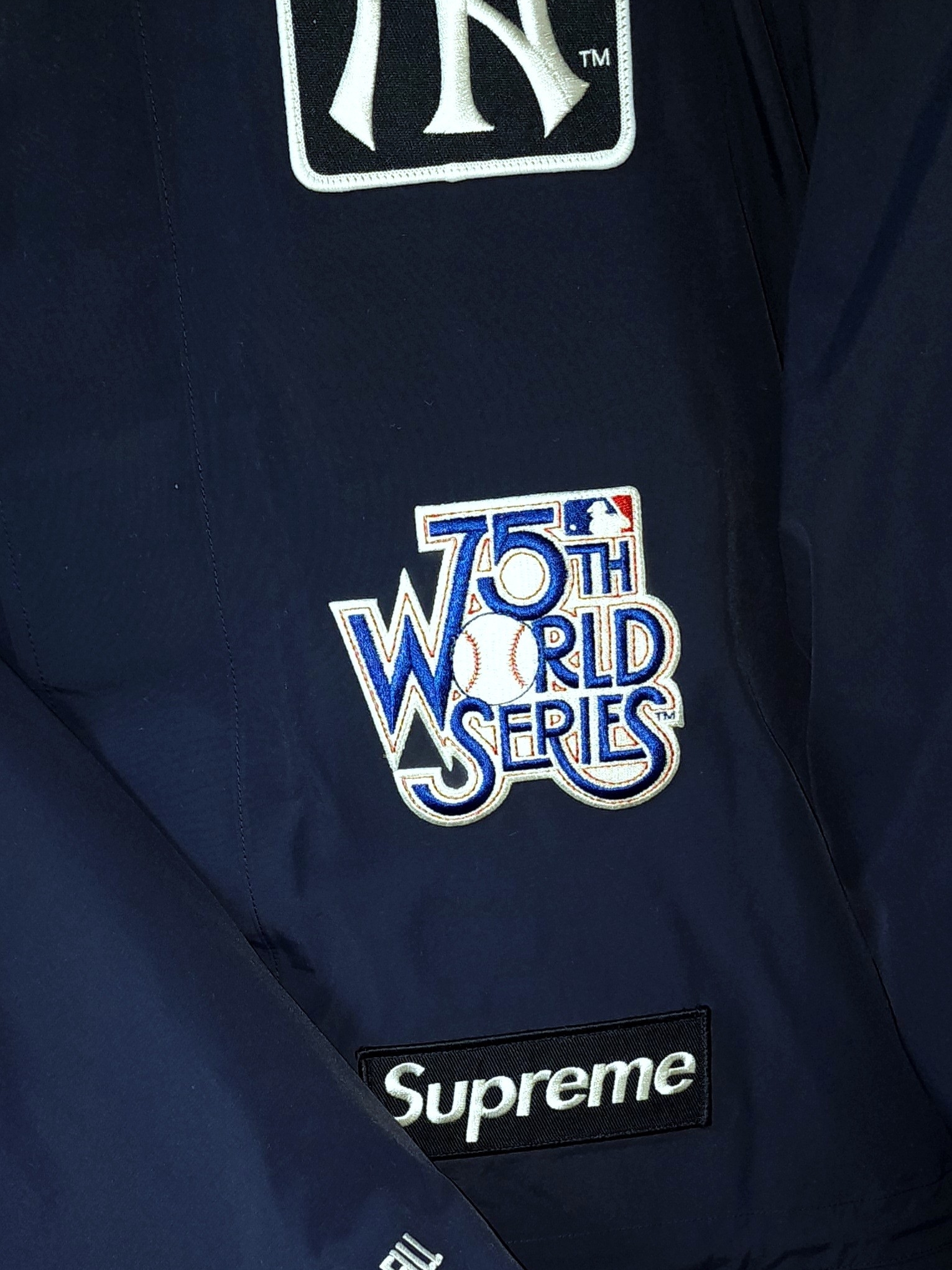 Supreme x New York Yankees Gore-Tex 700-Fill Down Jacket Navy - 21FW 착용 스타일 - 1