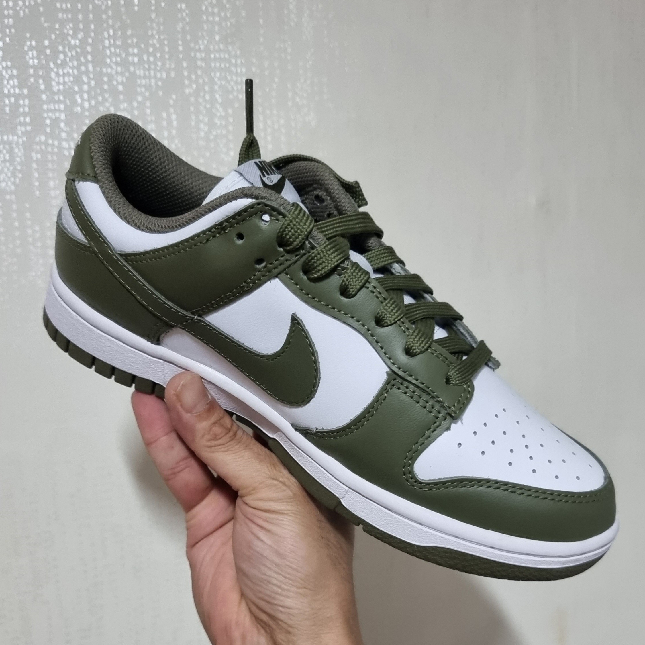 (W) Nike Dunk Low Medium Olive 착용 스타일 - 2