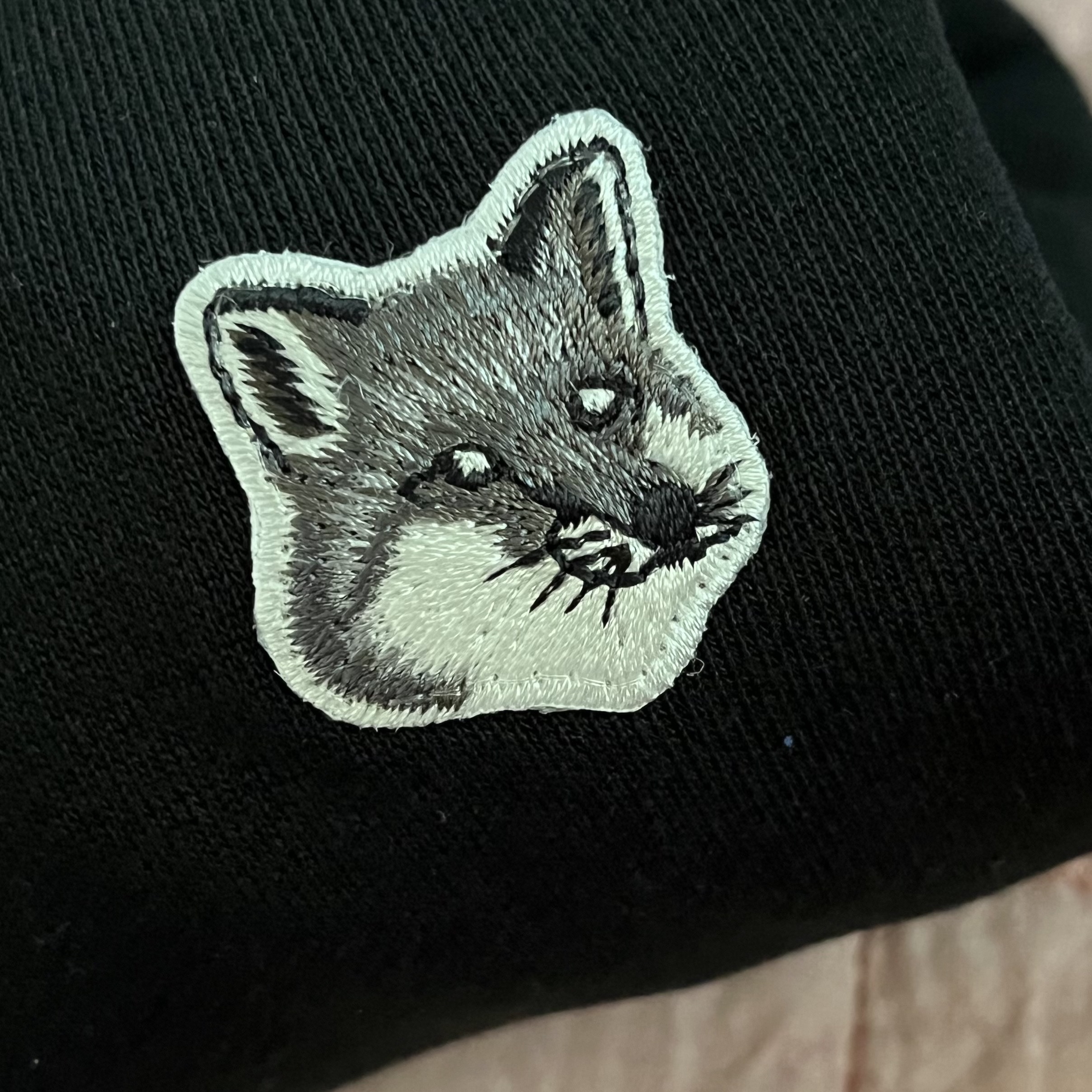 Maison Kitsune Grey Fox Head Patch Classic Sweatshirt Black 착용 스타일