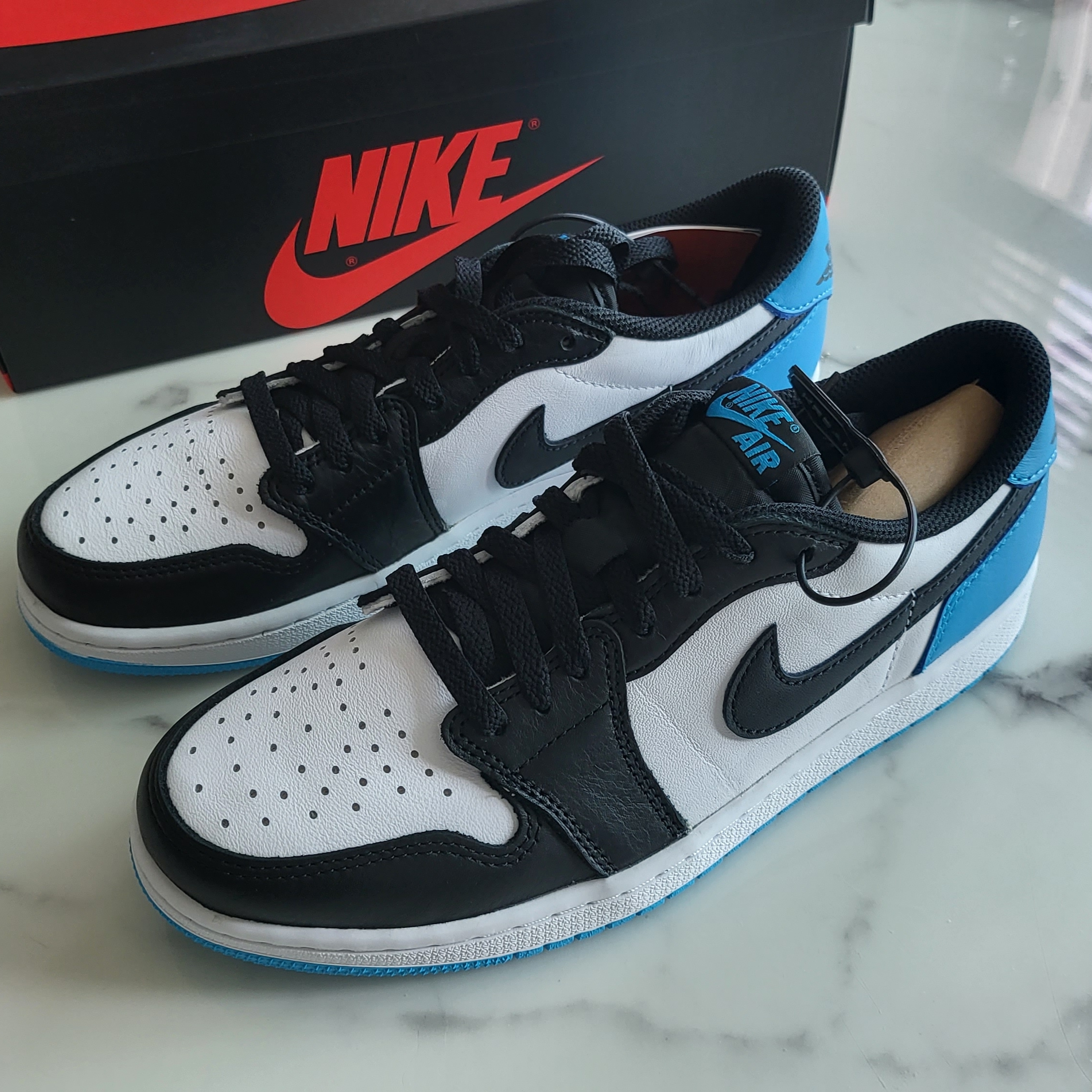 Jordan 1 Retro Low OG Black and Dark Powder Blue 착용 스타일 - 3