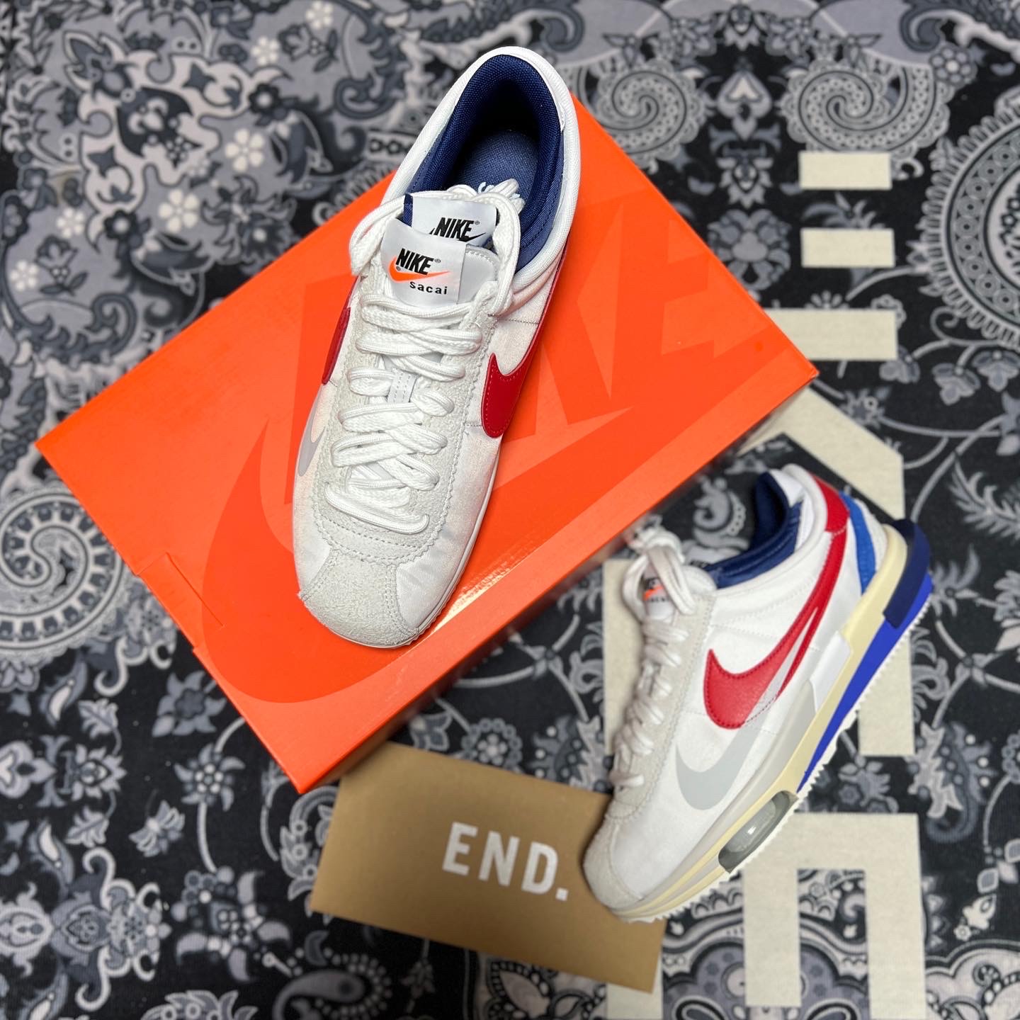 Nike x Sacai Zoom Cortez SP White and University Red 착용 스타일 - 1