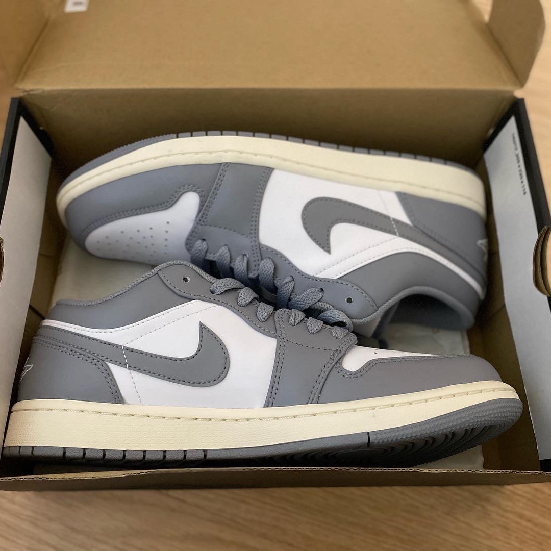 Jordan 1 Low Stealth and White 착용 스타일 - 3