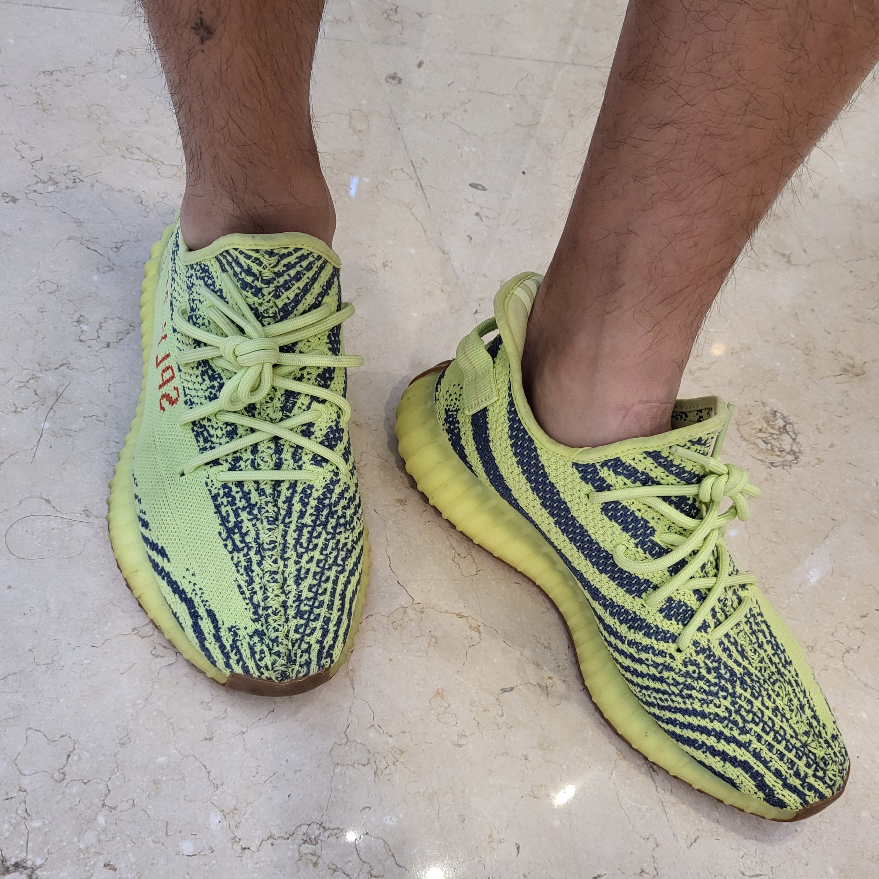 Adidas Yeezy Boost 350 V2 Semi Frozen Yellow 착용 스타일