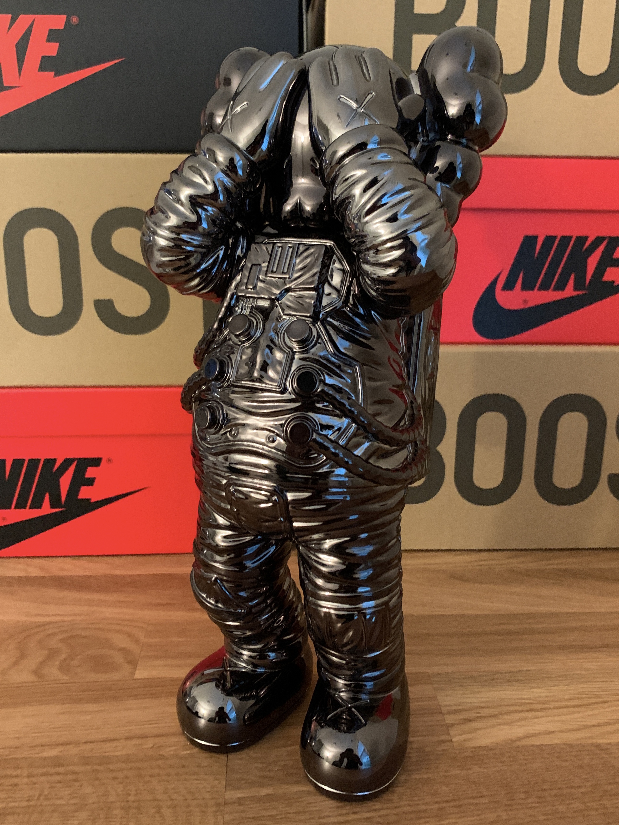 Kaws Holiday Space Figure Black 착용 스타일