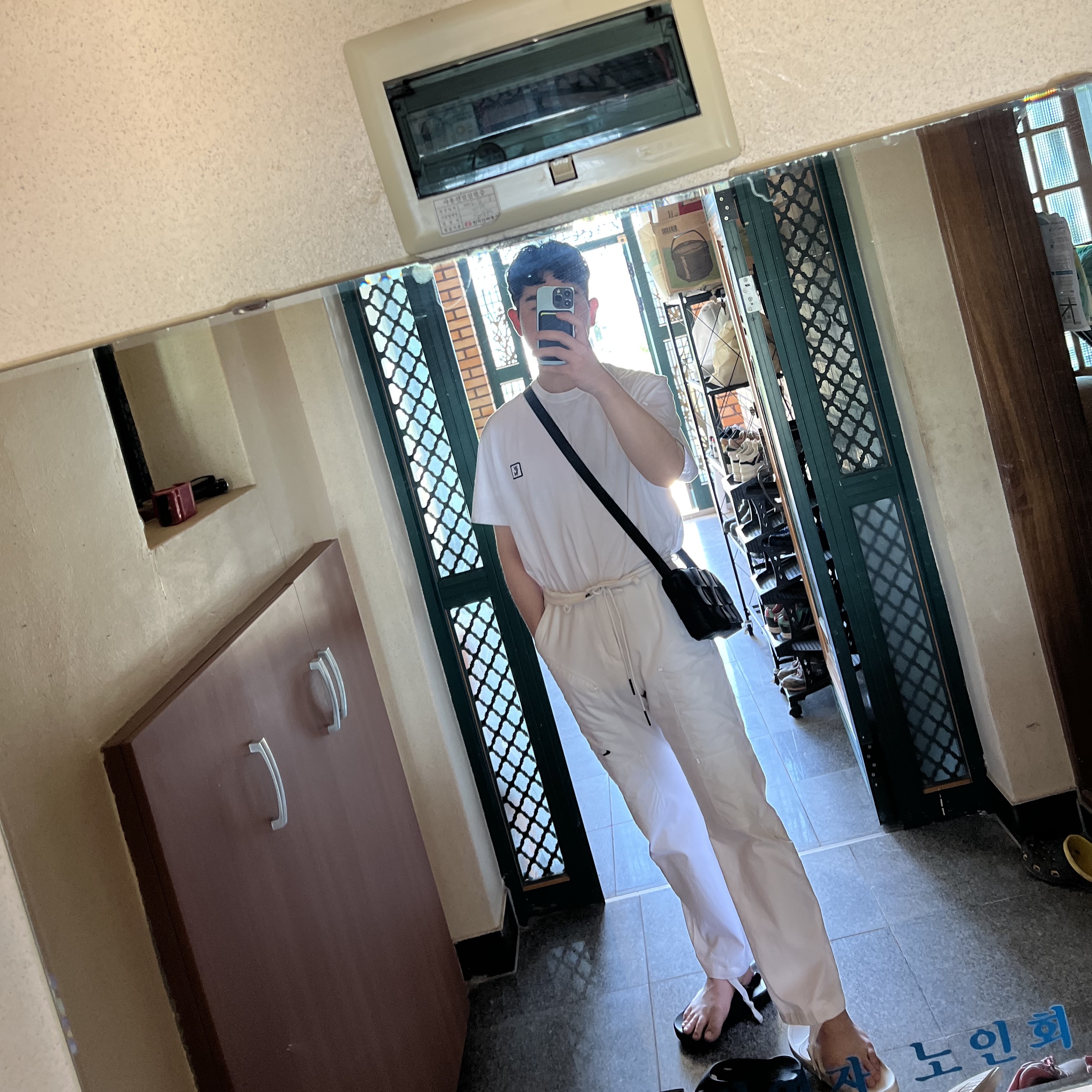 Nike x Off-White NRG Pants White, Bottega Veneta Lambskin Leather Cassette Black 착용 스타일