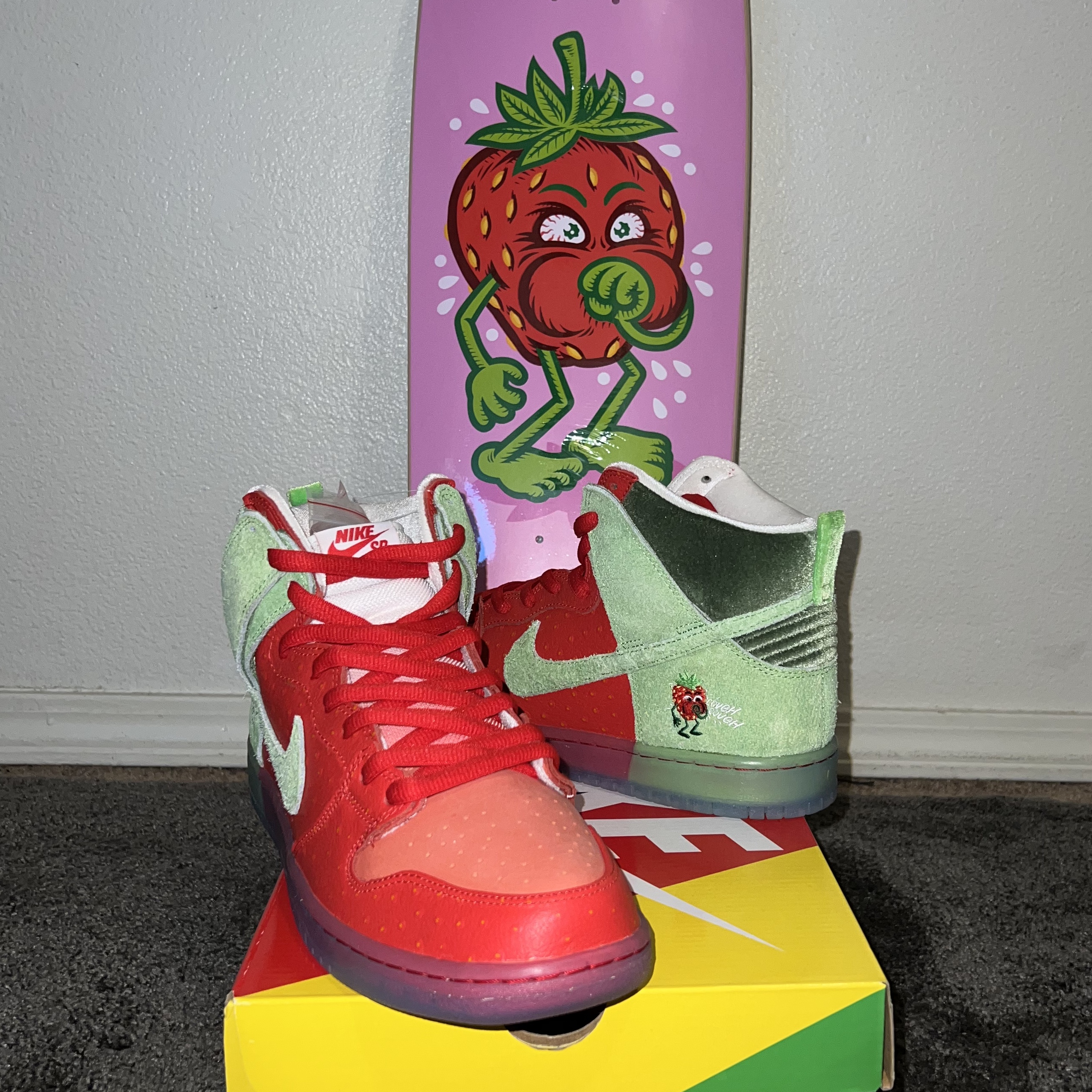 Nike SB Dunk High Pro QS Strawberry 착용 스타일