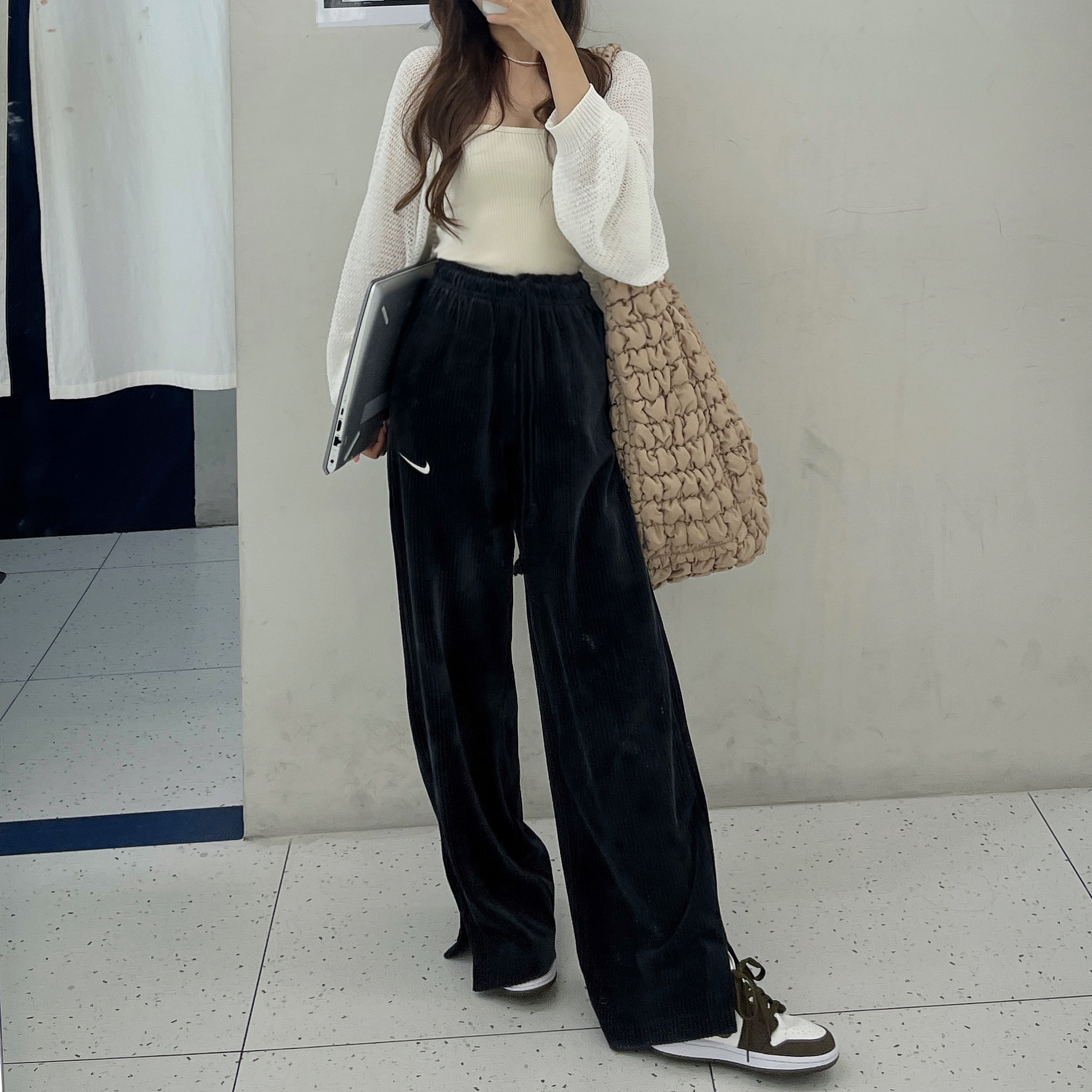 (W) Jordan 1 Low SE Light Olive, COS Quilted Oversized Shoulder Bag Beige 착용 스타일 - 2
