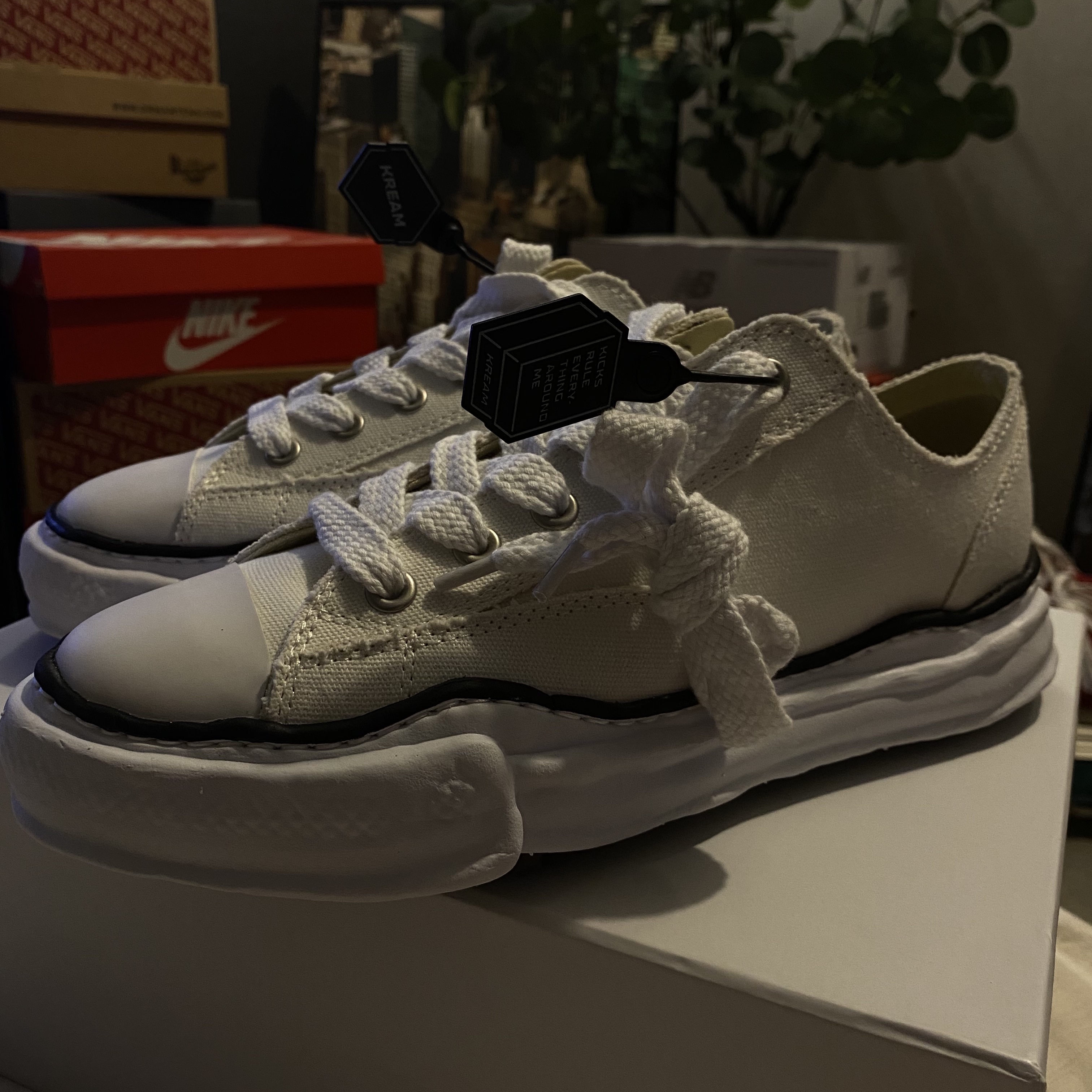 Maison Mihara Yasuhiro Peterson OG Sole Canvas Low Sneakers White 착용 스타일 - 2