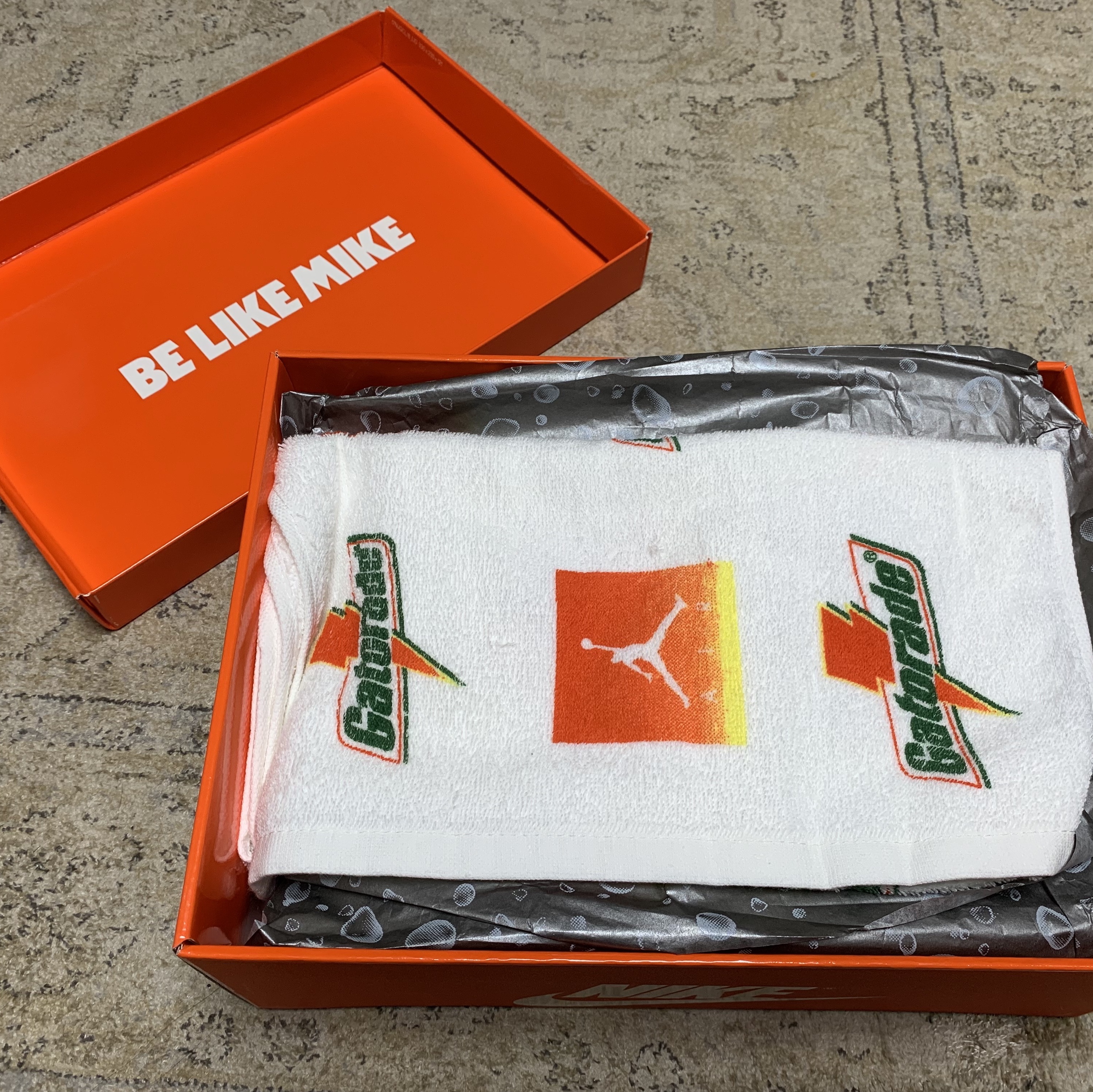 Jordan 1 Retro High Gatorade Rush Violet 착용 스타일 - 2
