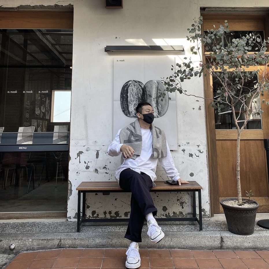 Acne Studios Logo Jacquard Muffler Grey, Maison Mihara Yasuhiro Peterson OG Sole Canvas Low Sneakers White 착용 스타일