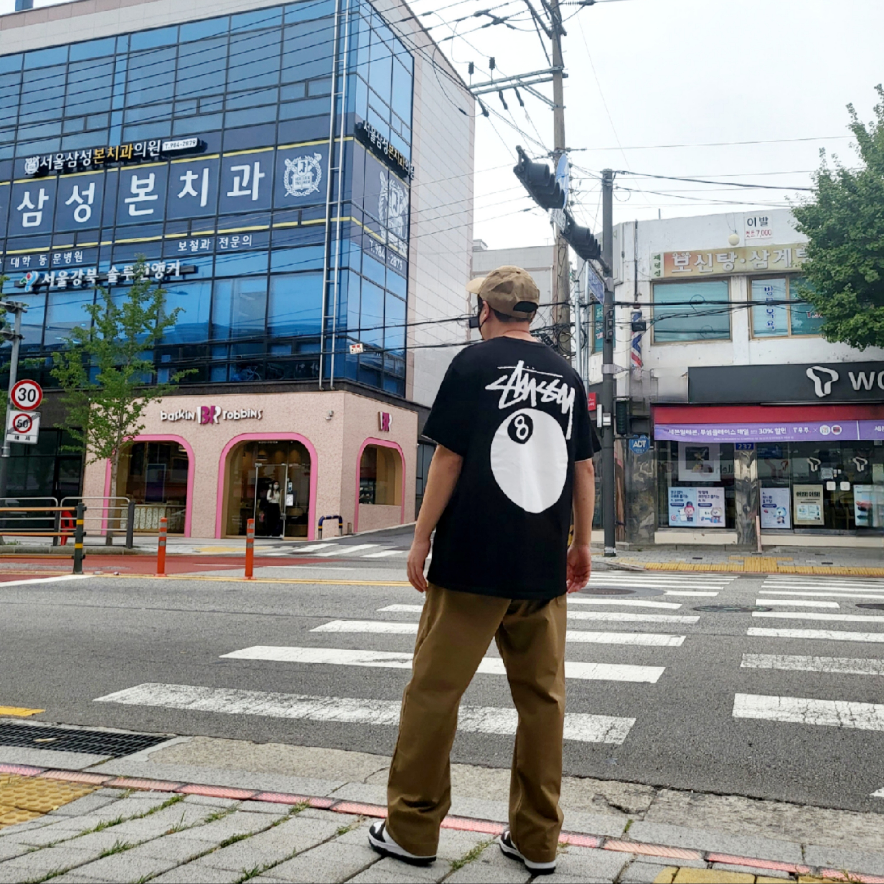 Stussy 8 Ball T-Shirt Black - 21SS, Nike Dunk High Retro Black and White 착용 스타일 - 3