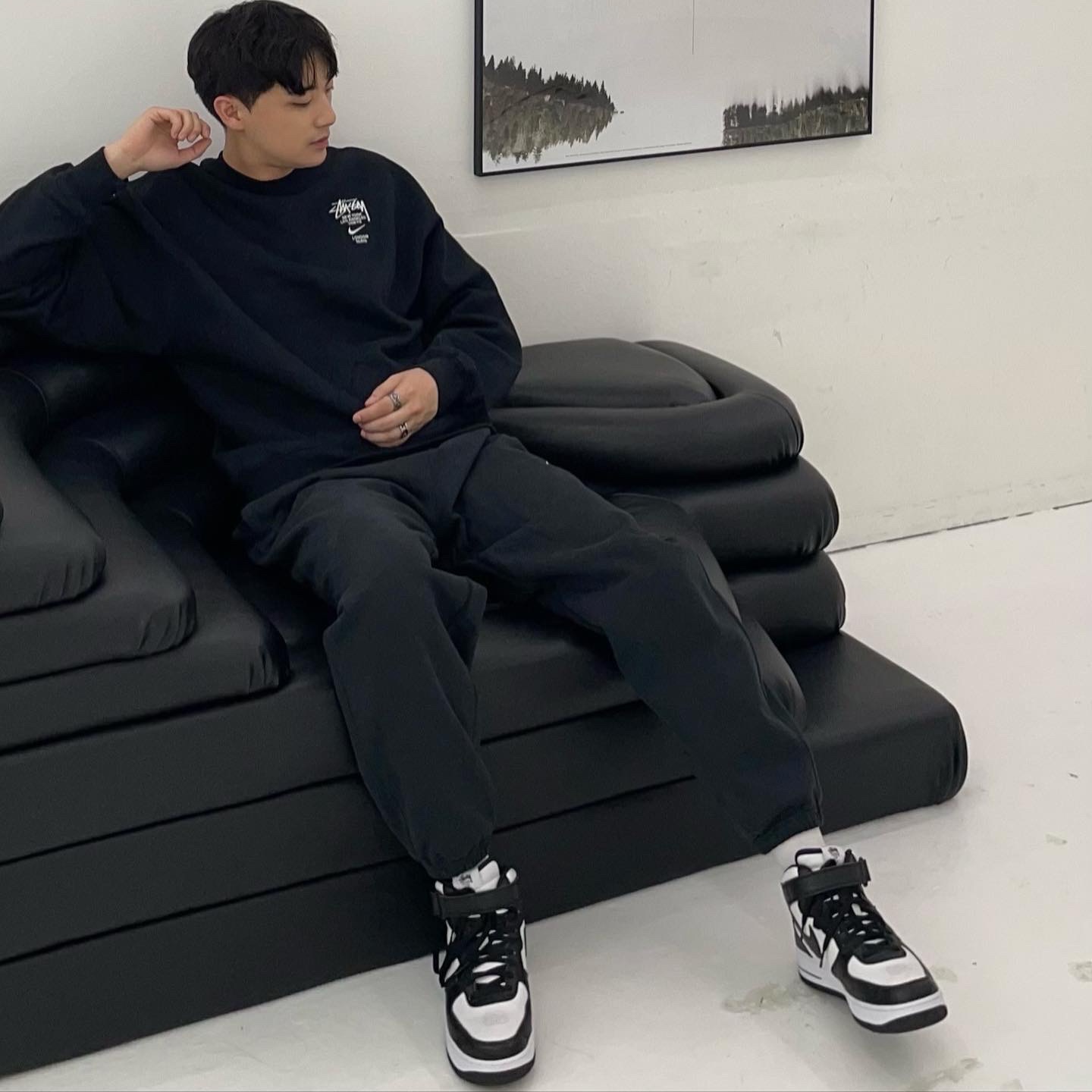 Nike x Stussy Air Force 1 '07 Mid SP Black and Light Bone, Nike x Stussy NRG ZR Fleece Crewneck Black - US/EU 착용 스타일 - 1