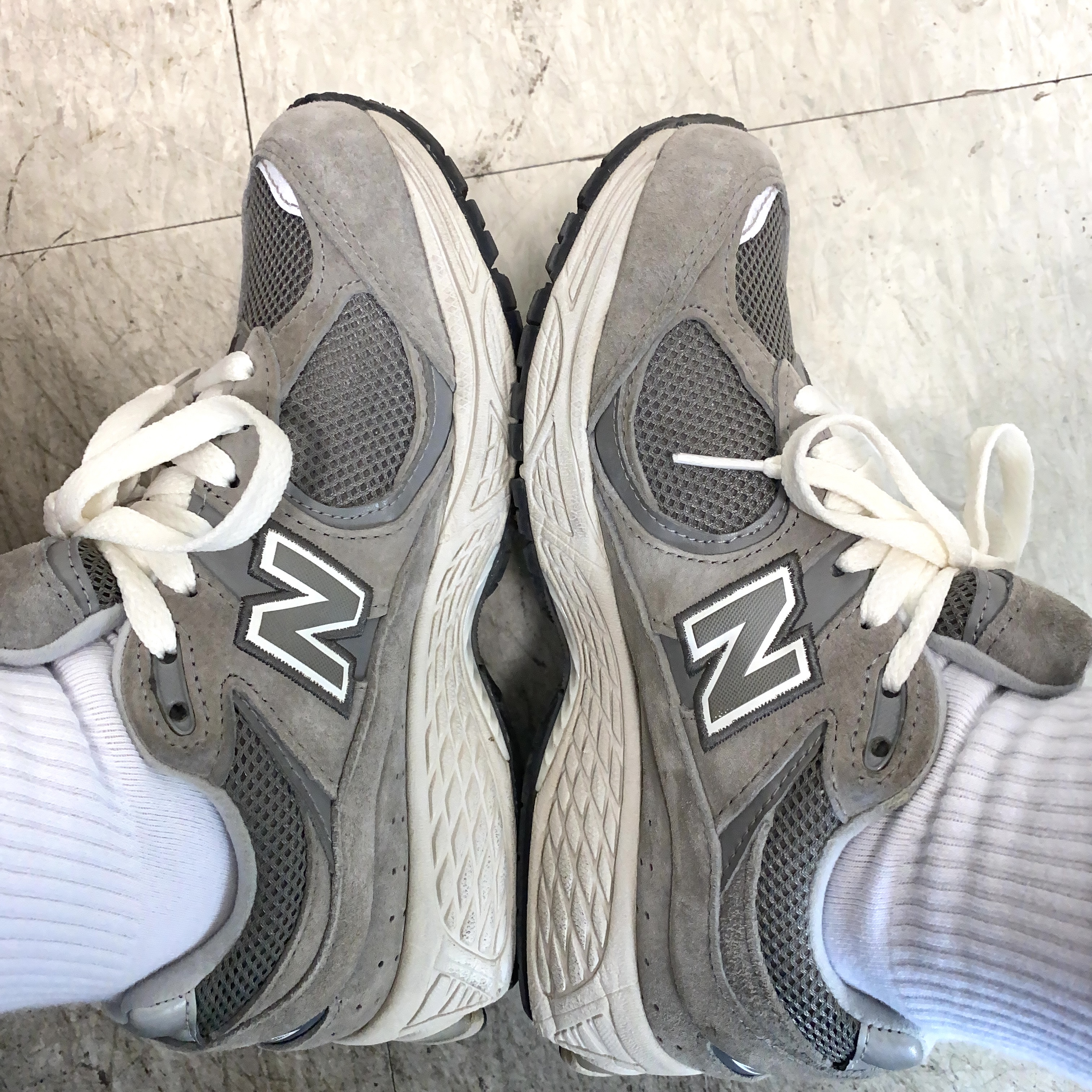 New Balance 2002R Grey 착용 스타일