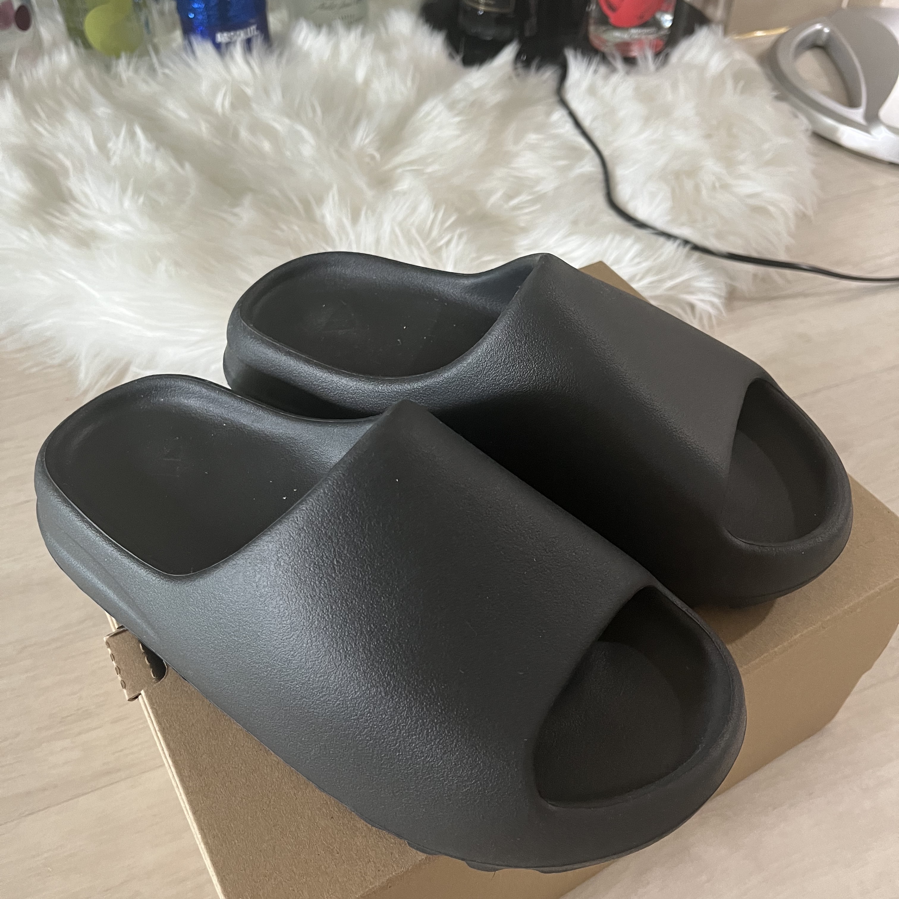 Adidas Yeezy Slide Onyx 착용 스타일 - 1