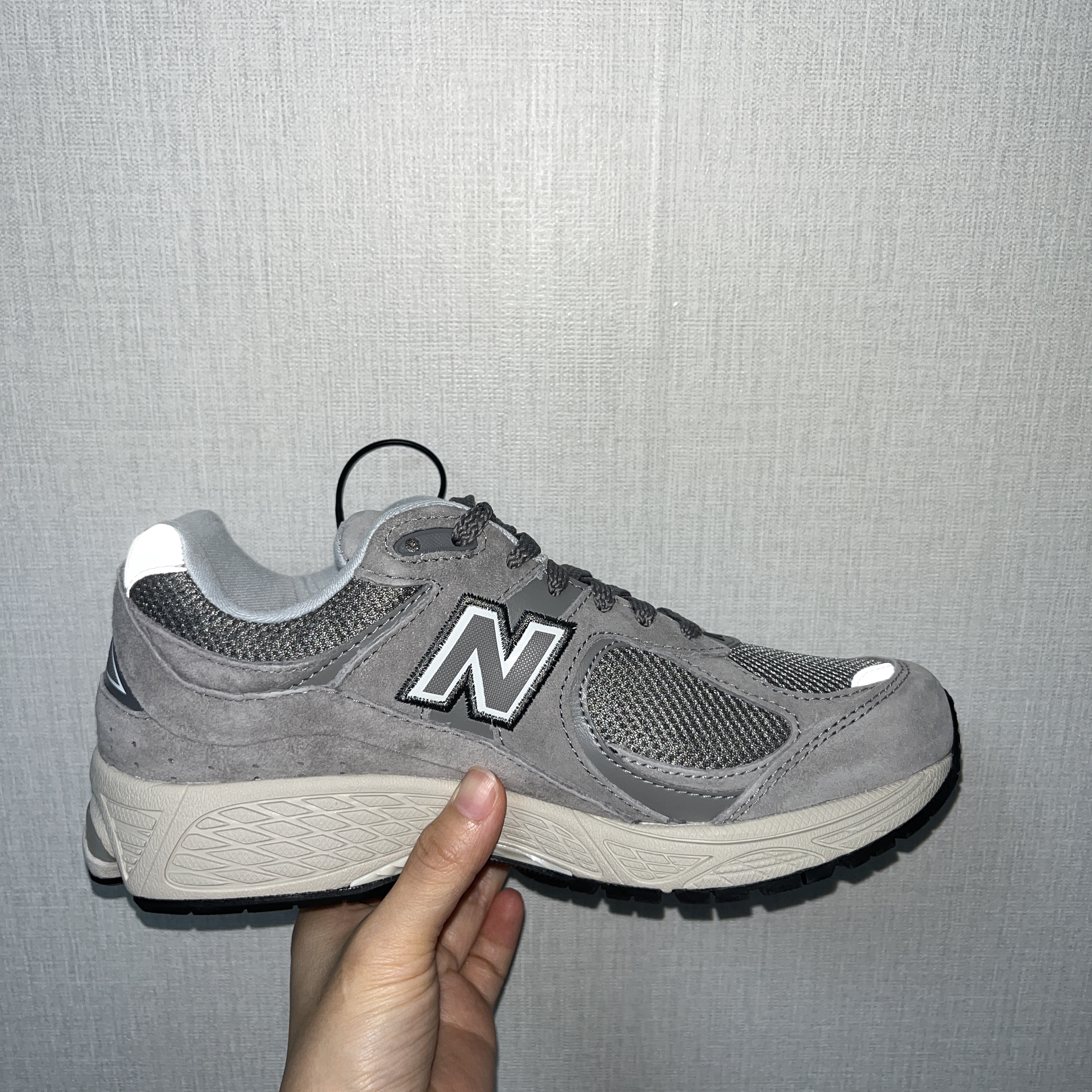 New Balance 2002R Grey 착용 스타일 - 2