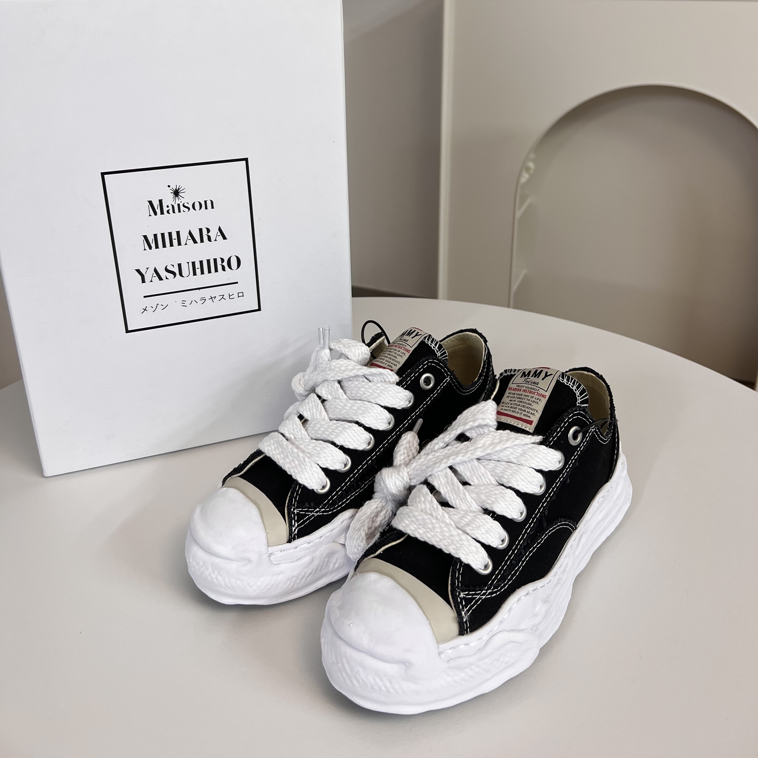 Maison Mihara Yasuhiro Hank OG Sole Canvas Low-top Sneakers Black 착용 스타일