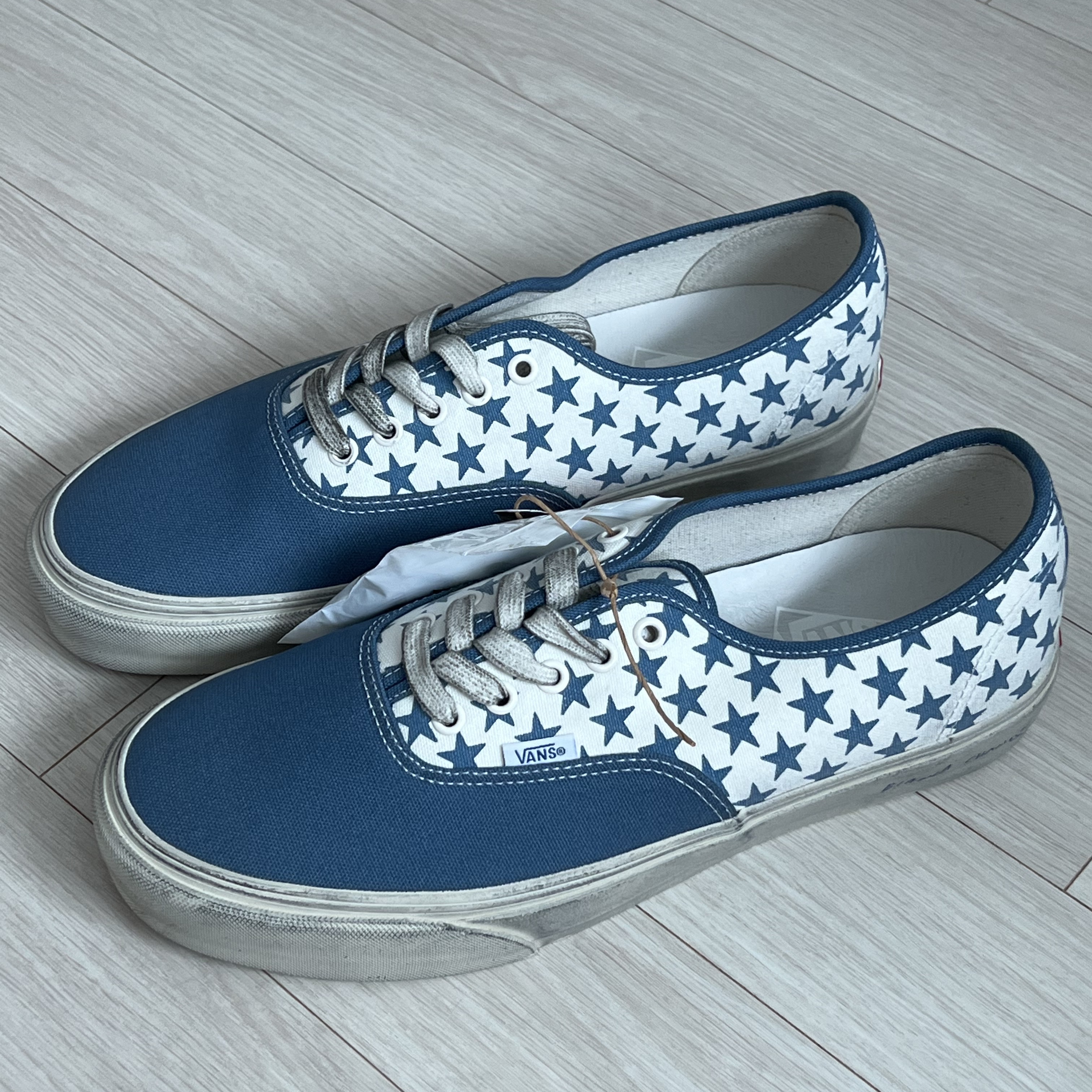 Vans Vault x Bianca Chandon Authentic LX Stressed Navy White 착용 스타일 - 3