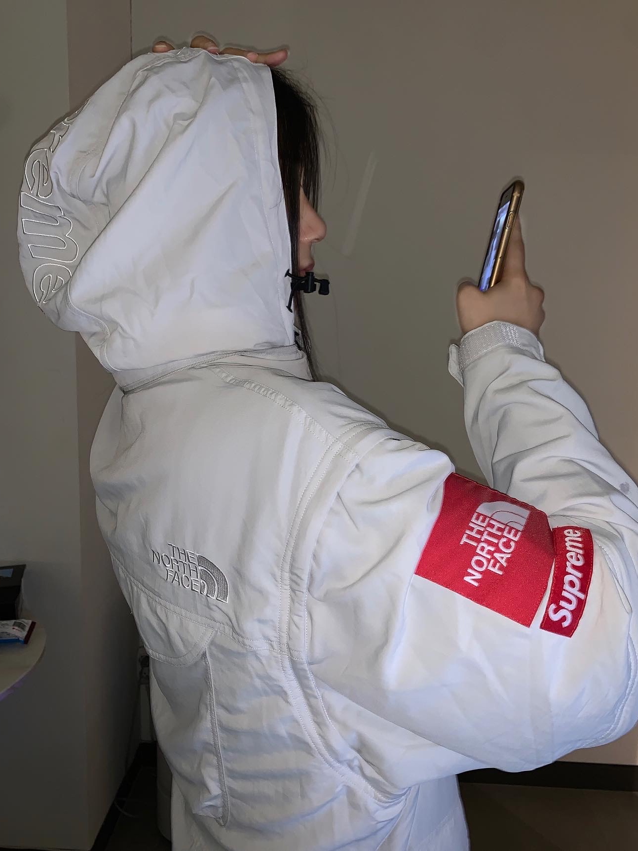 Supreme x The North Face Trekking Convertible Jacket Stone - 22SS 착용 스타일 - 1
