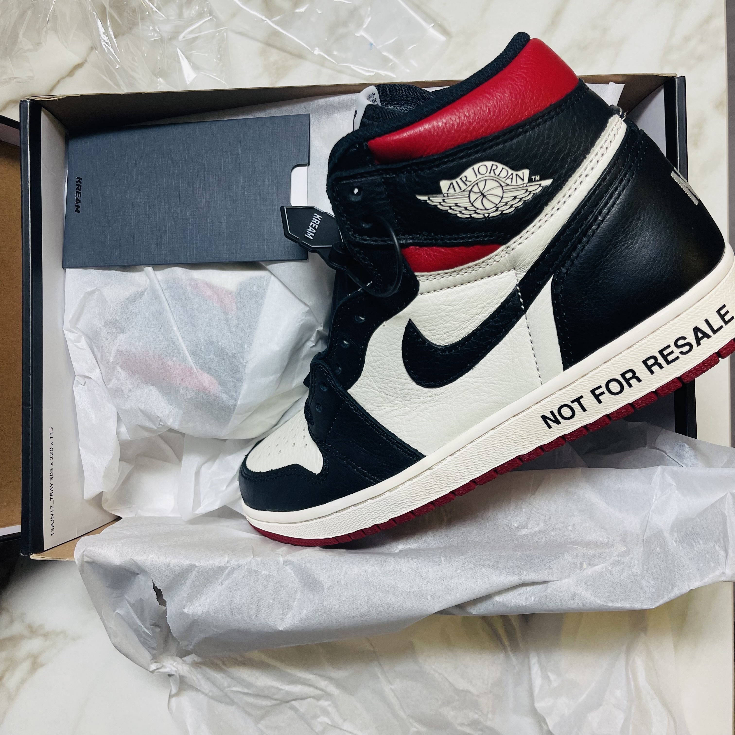 Jordan 1 Retro High Not for Resale Varsity Red 착용 스타일 - 1