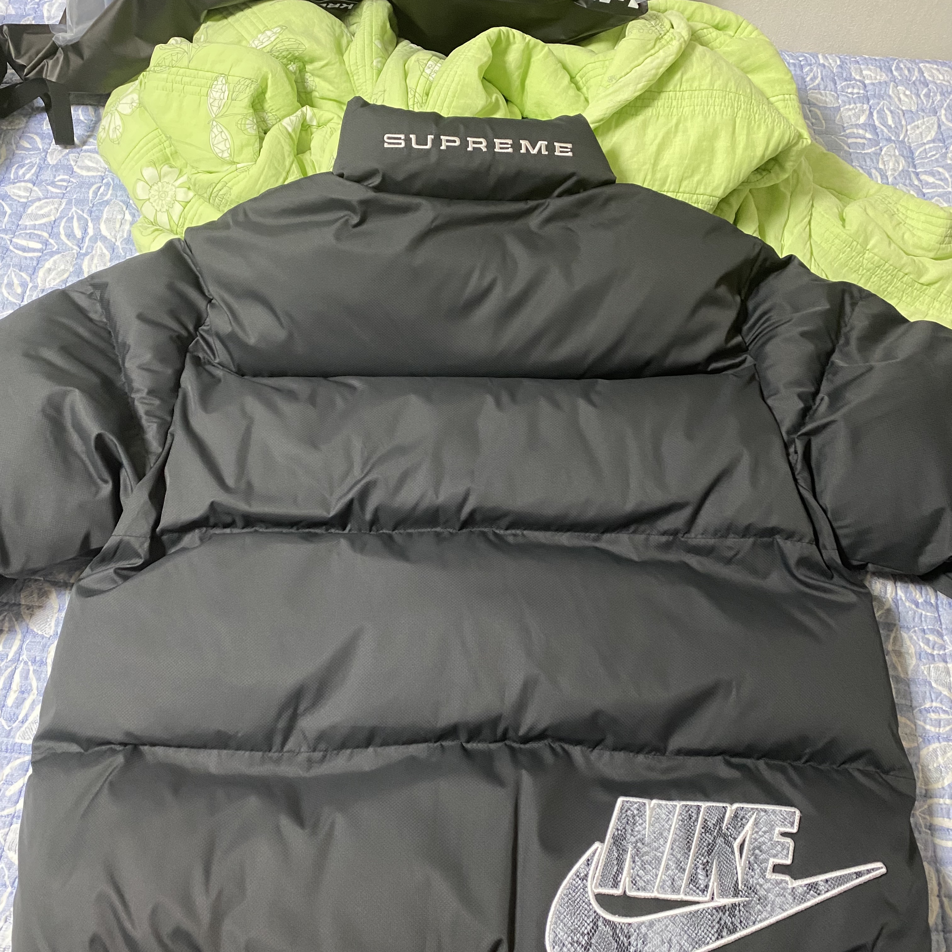 Supreme x Nike Reversible Puffy Jacket Black - 21SS 착용 스타일 - 4
