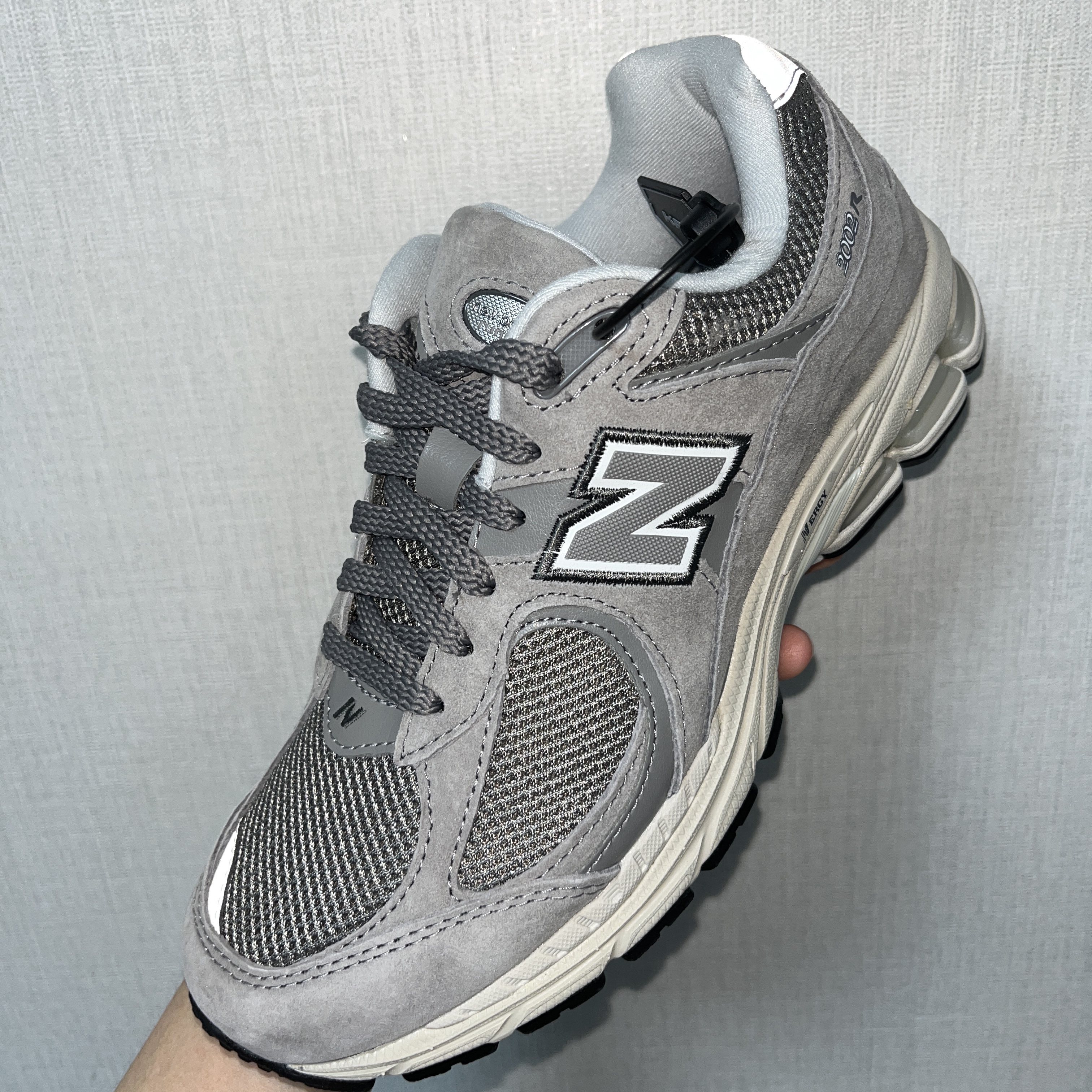New Balance 2002R Grey 착용 스타일 - 1