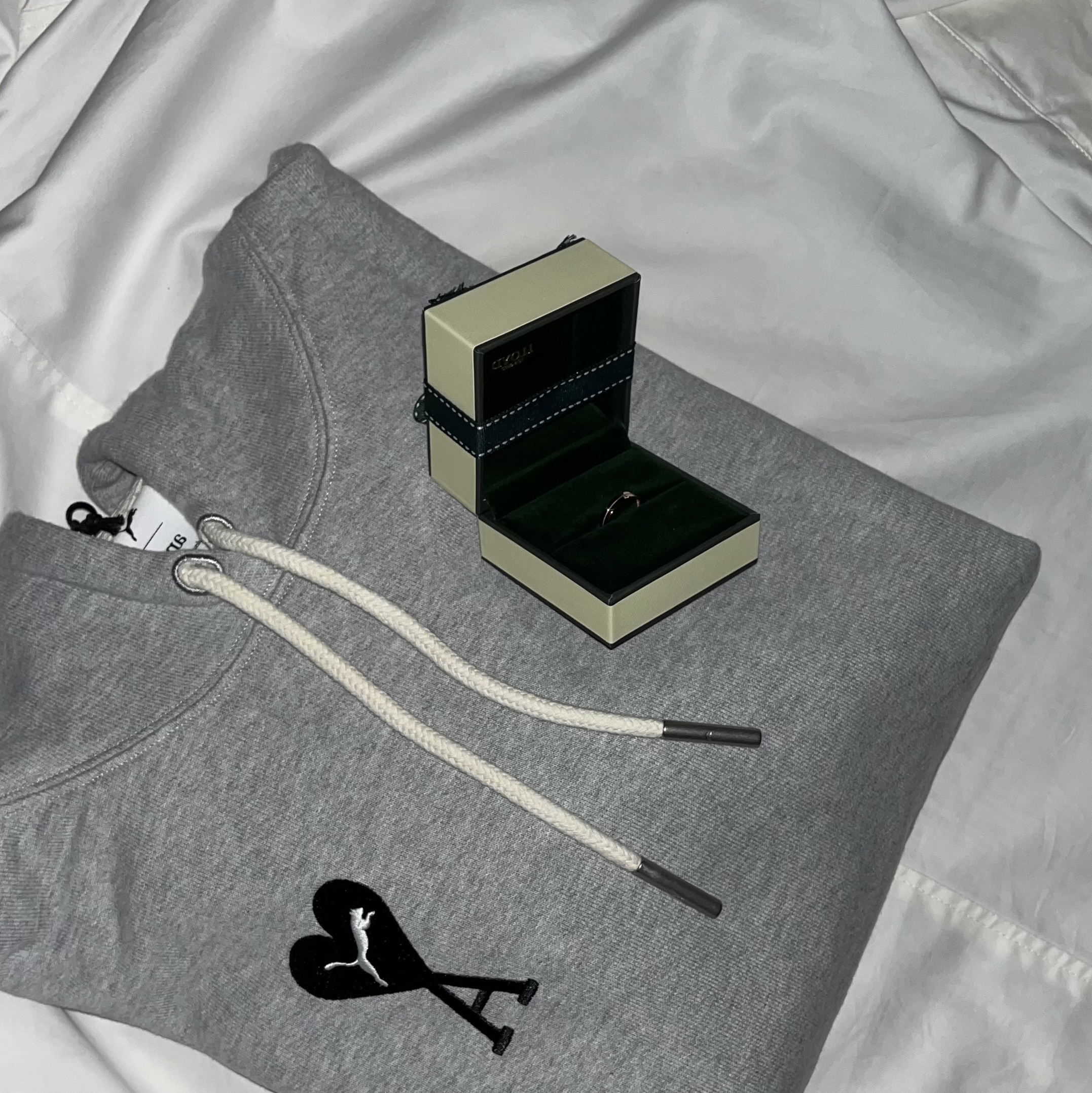 Puma x AMI Hoodie Light Gray Heather 착용 스타일
