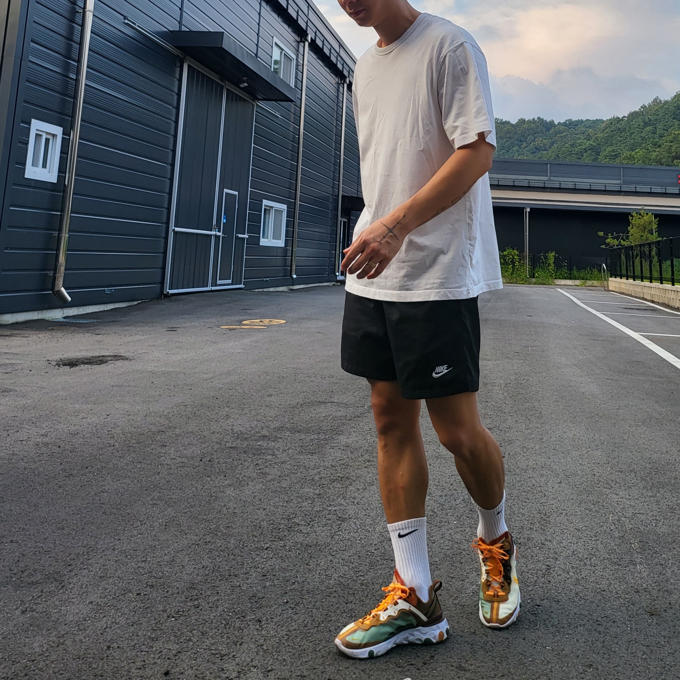 Nike React Element 87 Orange Peel 착용 스타일